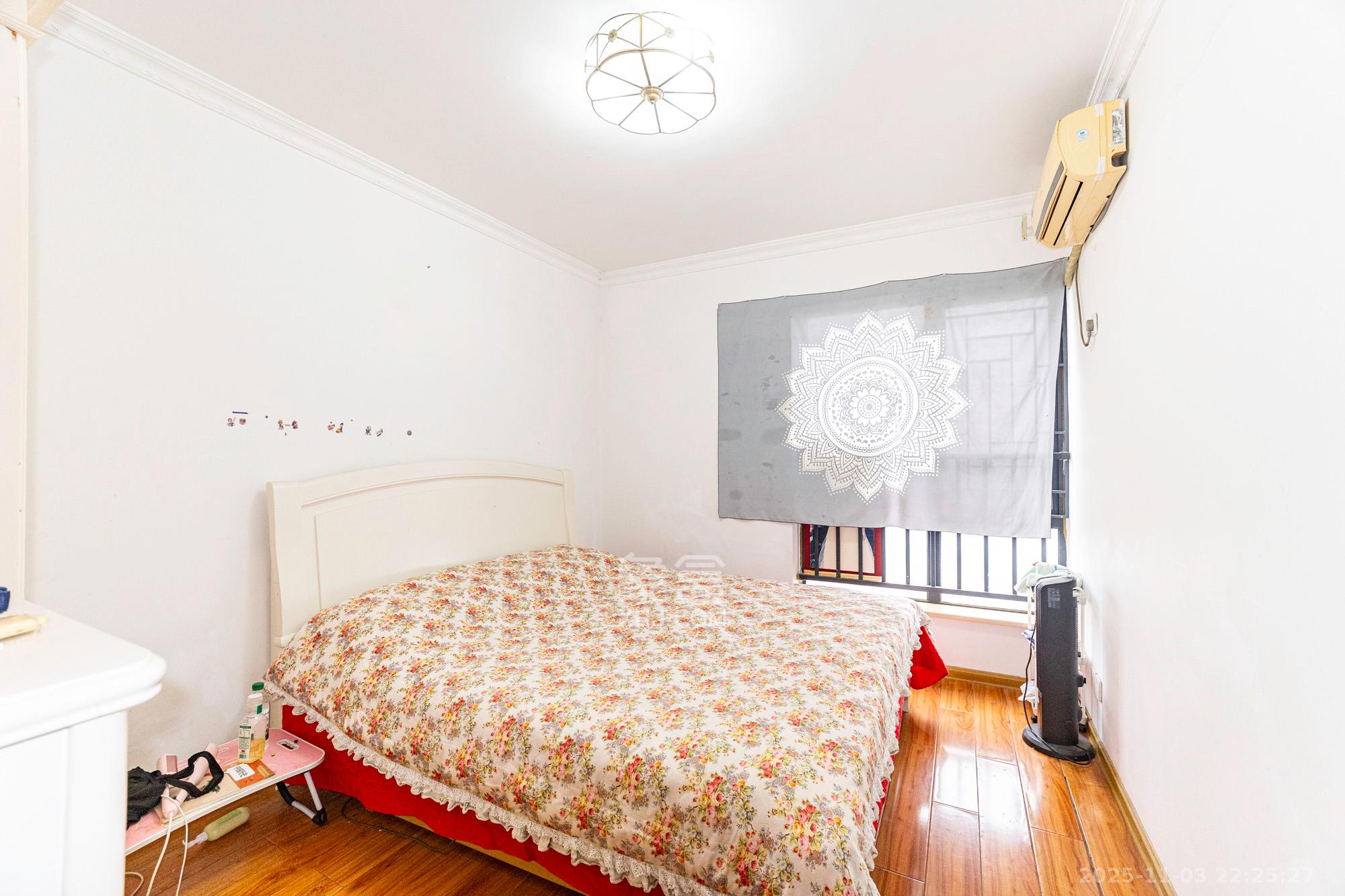 三一街区  3室2厅2卫    69.6万 三一街区  3室2厅2卫    69.6万卧室