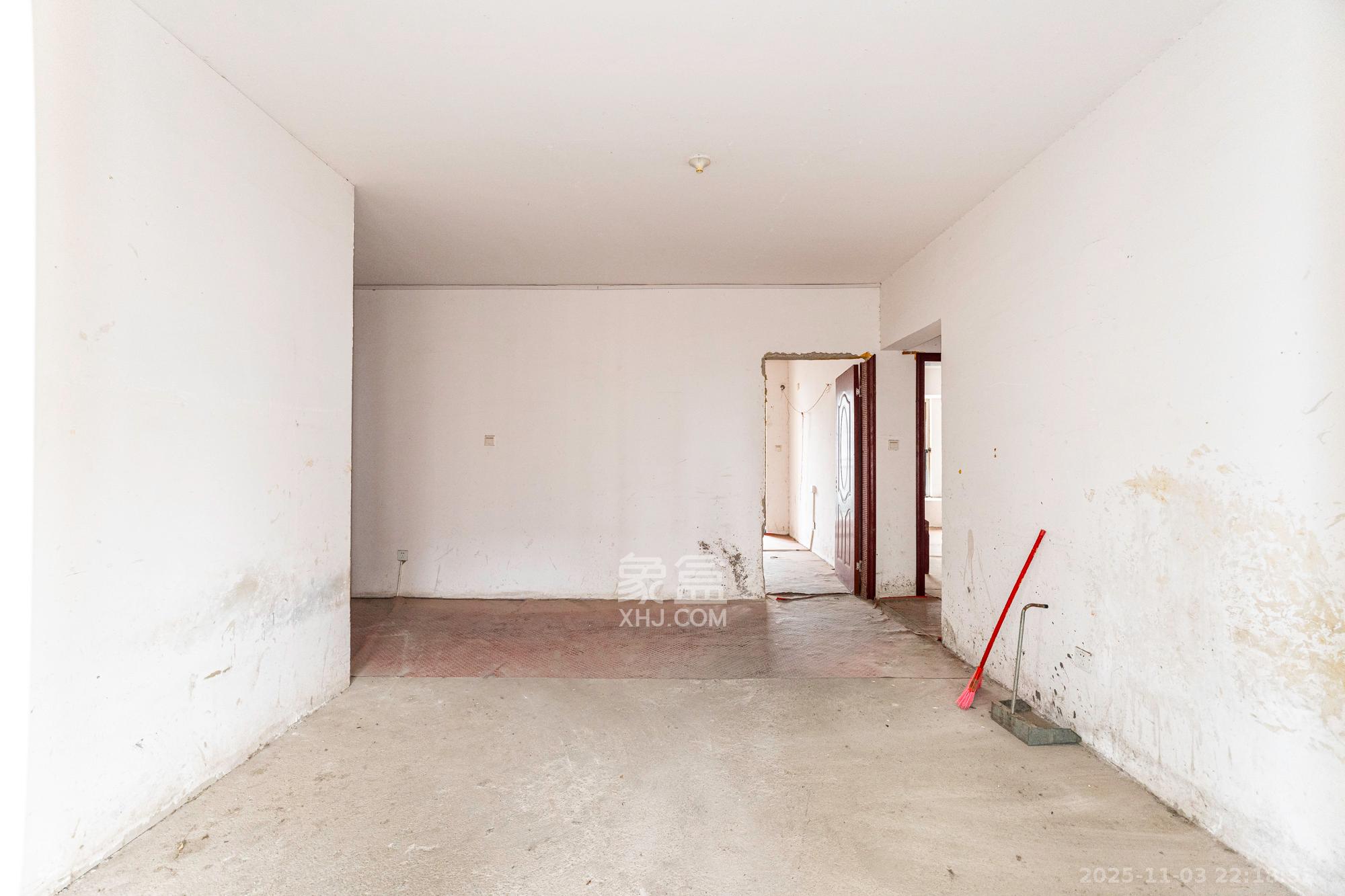 波隆城市花园  3室2厅2卫    52.8万客厅