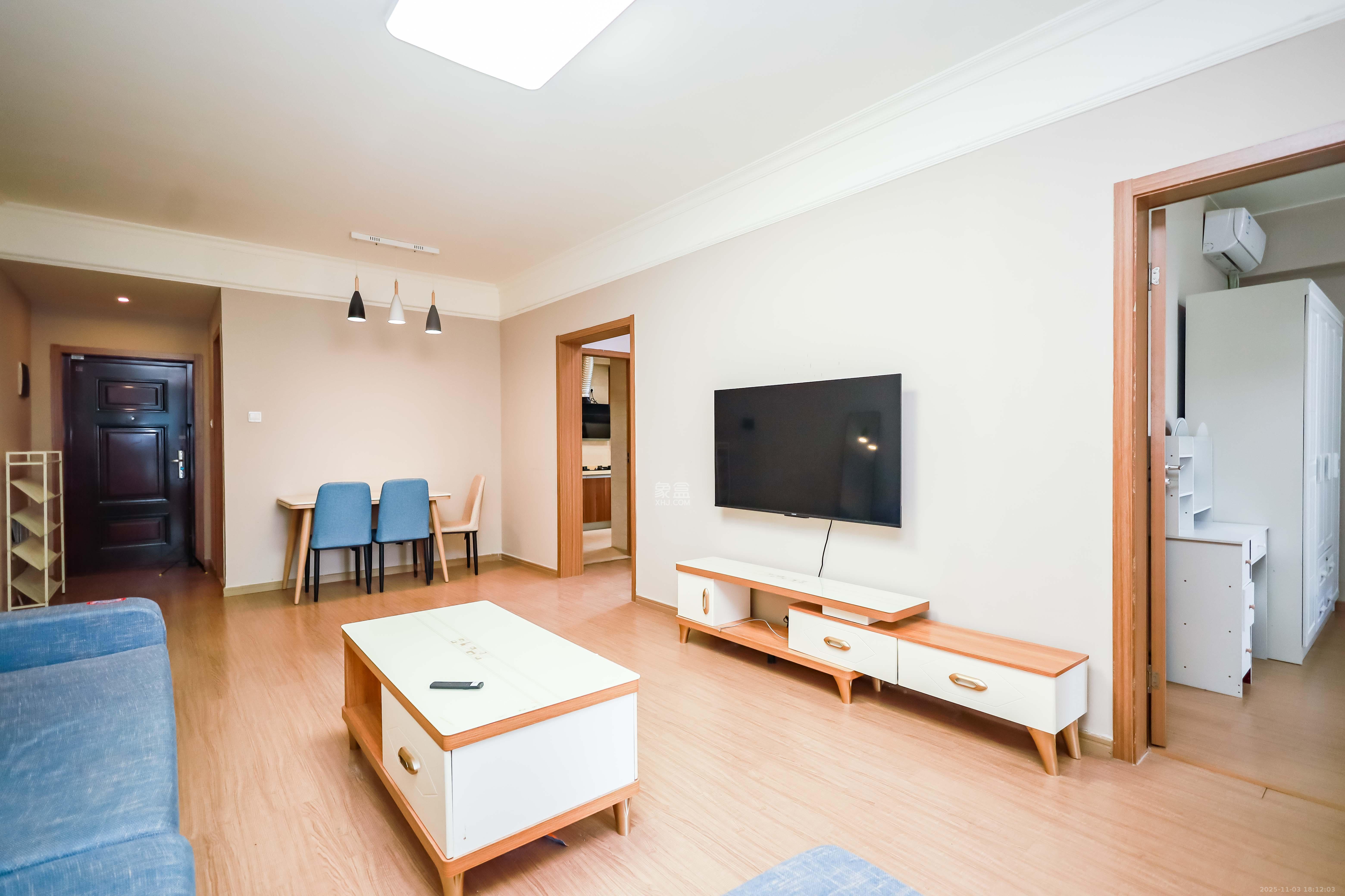 麓谷小镇  3室2厅1卫    53.0万 麓谷小镇  3室2厅1卫    53.0万客厅