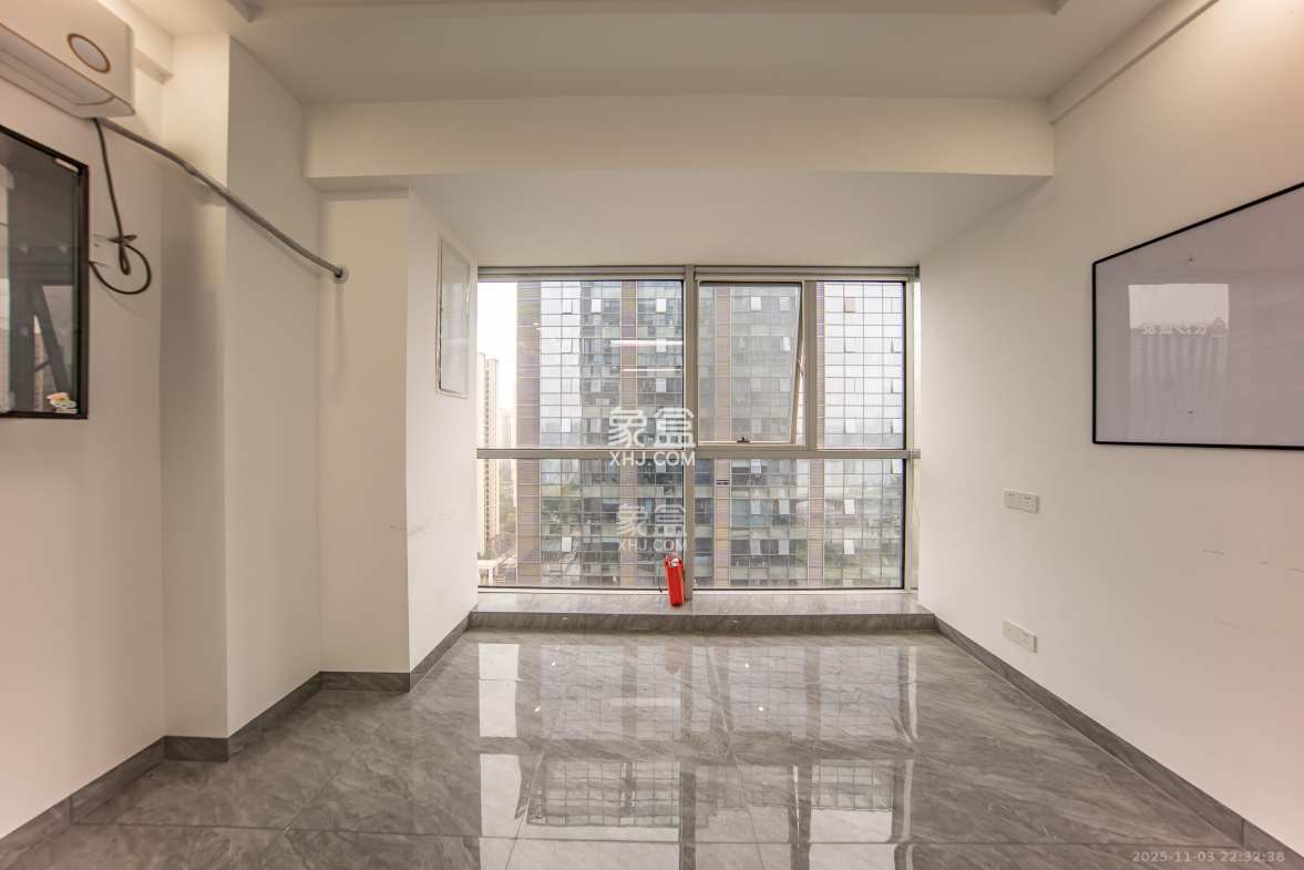 奥克斯滨仕花园(奥克斯洋湖广场/奥克斯中心) 1室1厅1卫 45.0万 奥克斯滨仕花园(奥克斯洋湖广场/奥克斯中心) 1室1厅1卫 45.0万阳台