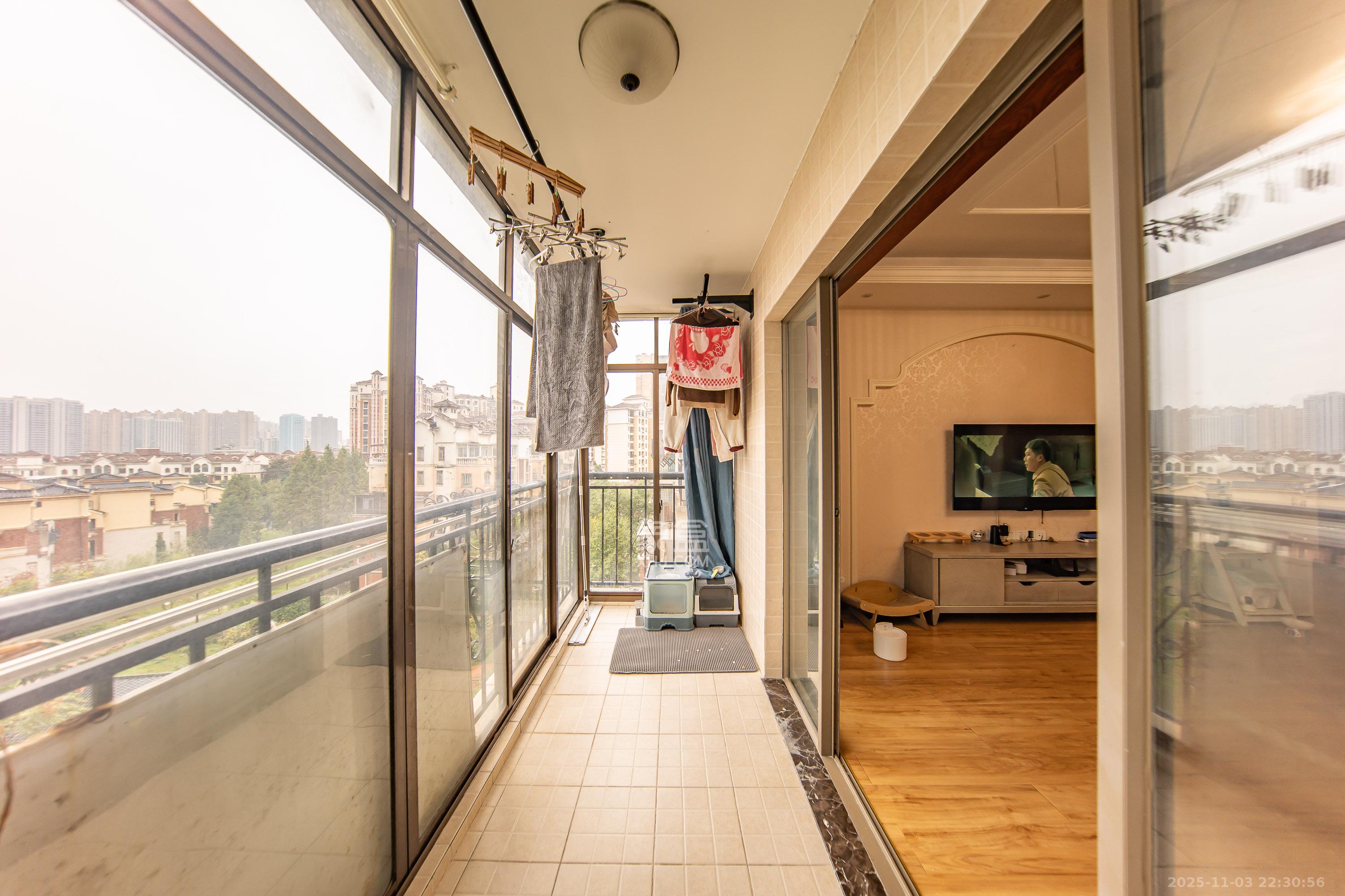 米兰春天  3室2厅2卫    85.0万阳台