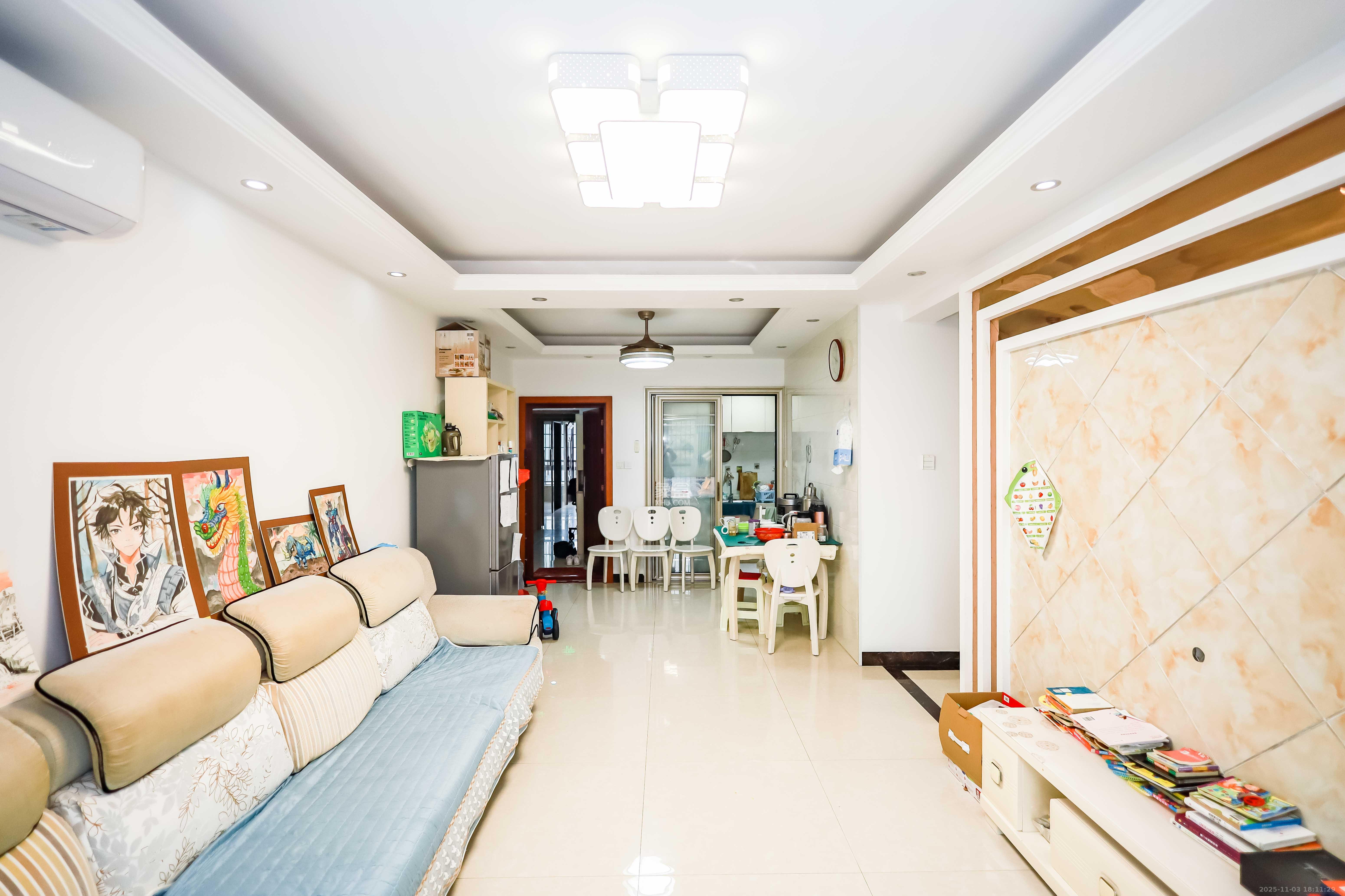 天麓尚层  1室2厅1卫    68.0万客厅