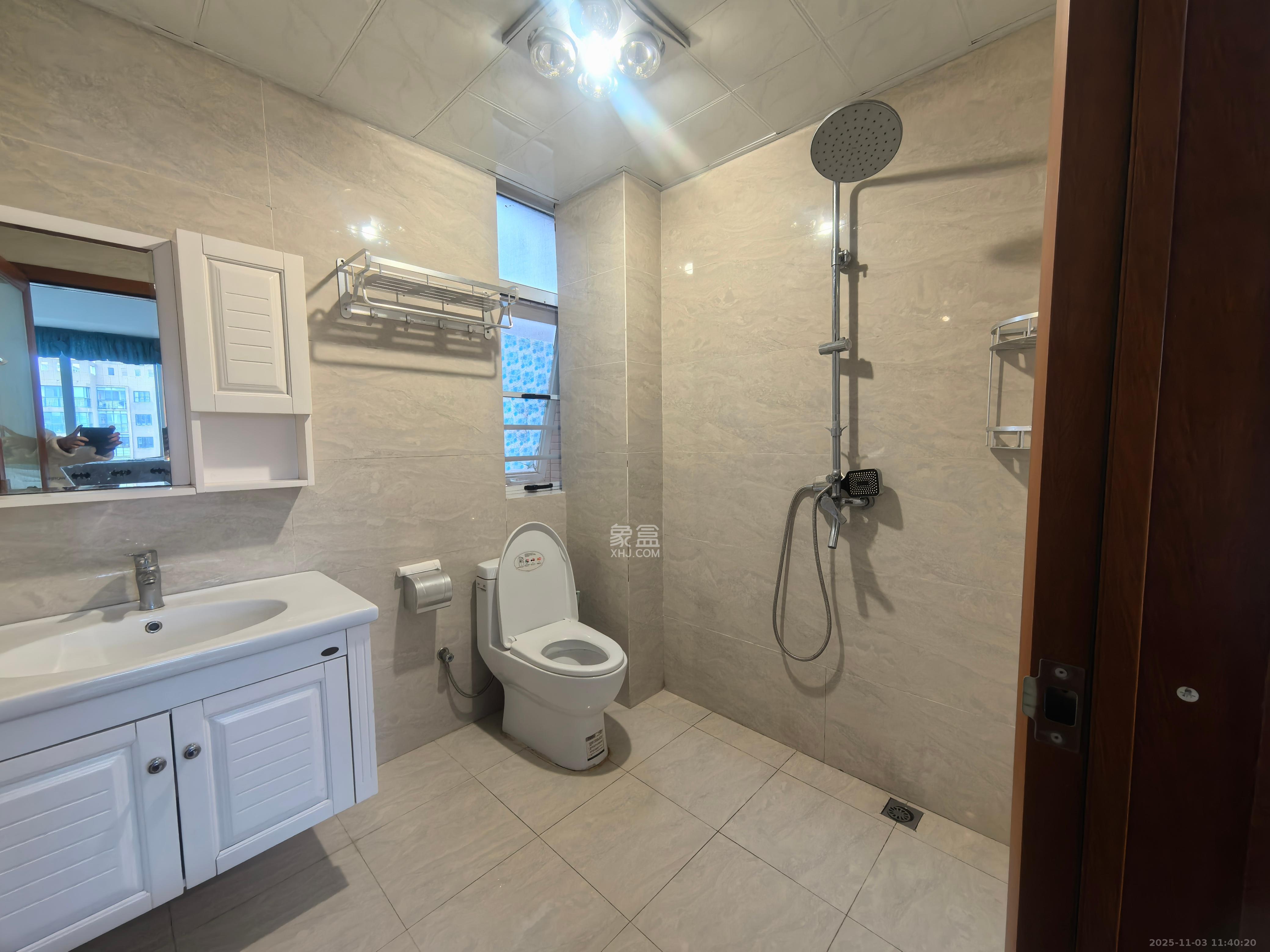 金鼎公园尚  3室2厅2卫    2500.0元/月室内图