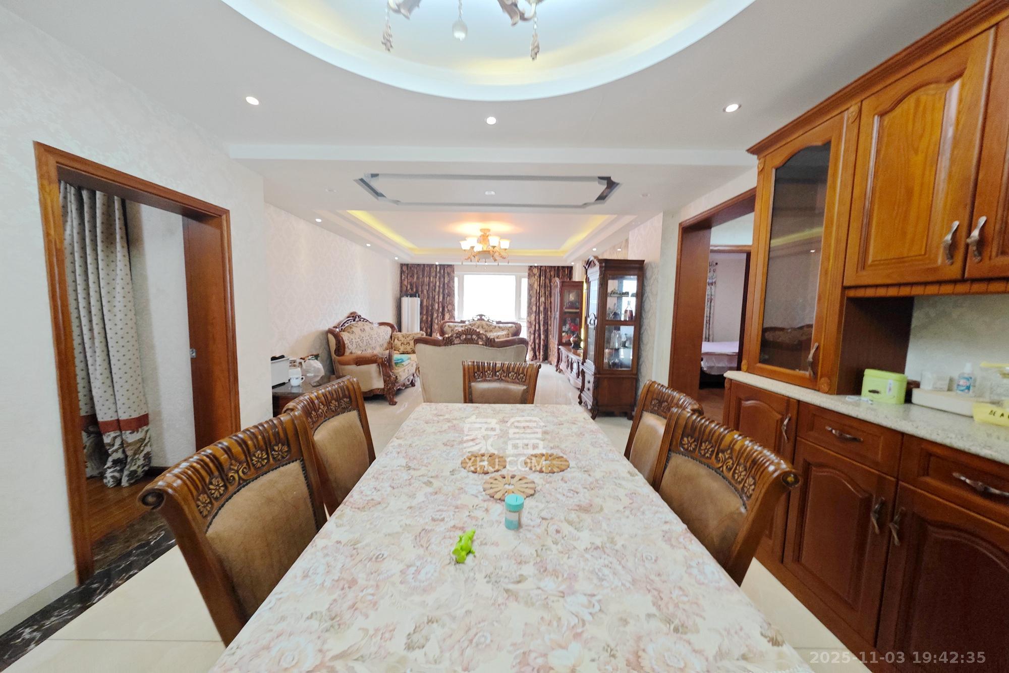 佳天瑞宁花园  3室2厅2卫    140.0万客厅