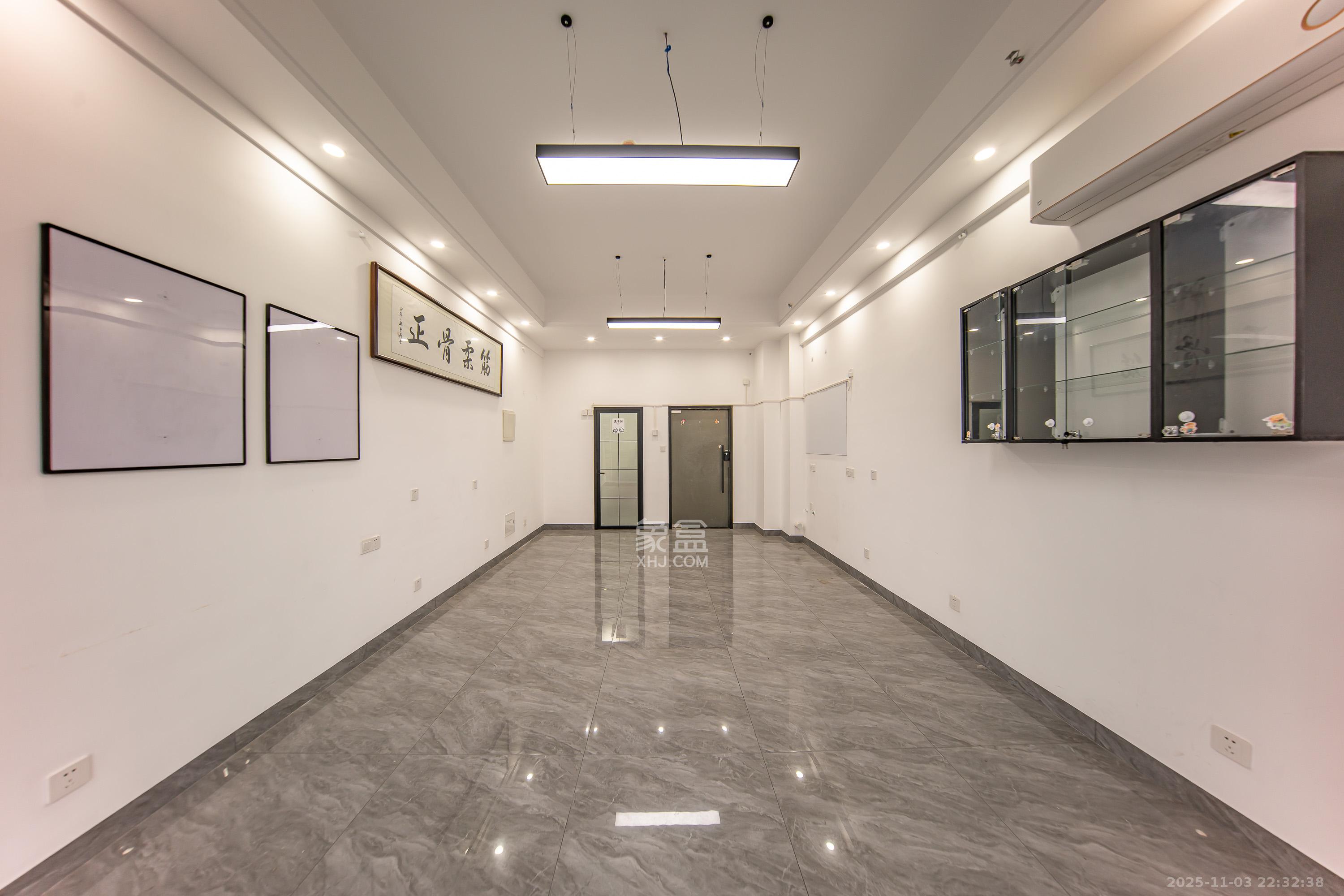 奥克斯滨仕花园（奥克斯洋湖广场/奥克斯中心）  1室1厅1卫    45.0万客厅