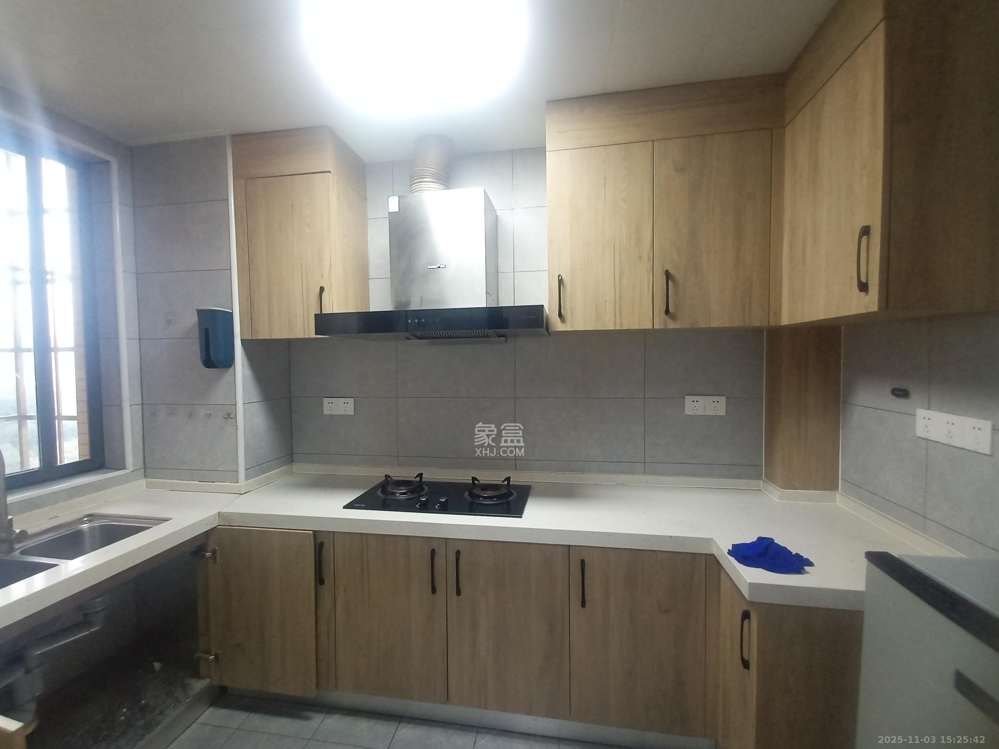 岳鞍阁小区  3室2厅2卫    2400.0元/月室内图