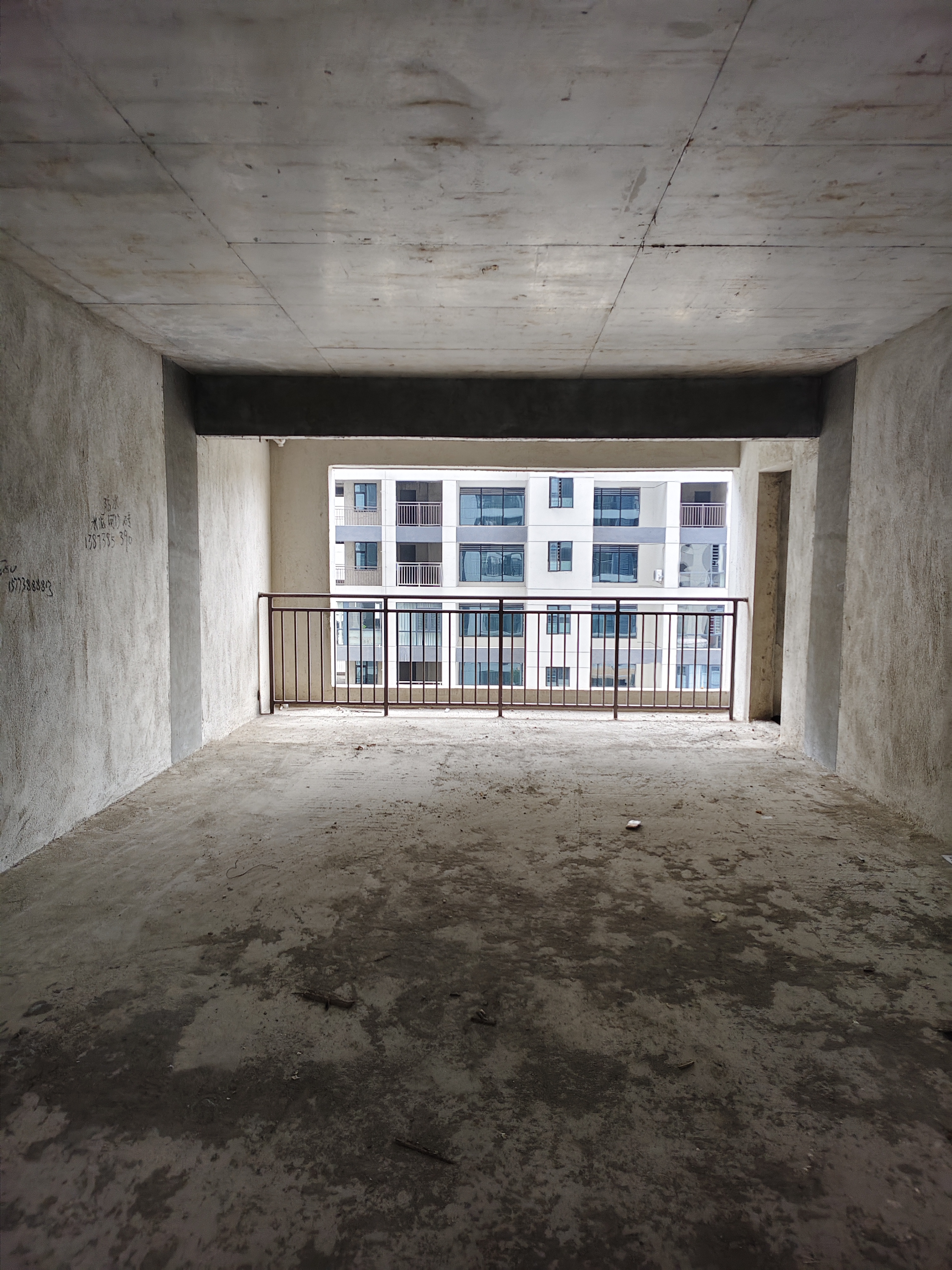 青春里-铂樾府 5室2厅2卫 88.8万 青春里-铂樾府 5室2厅2卫 88.8万客厅