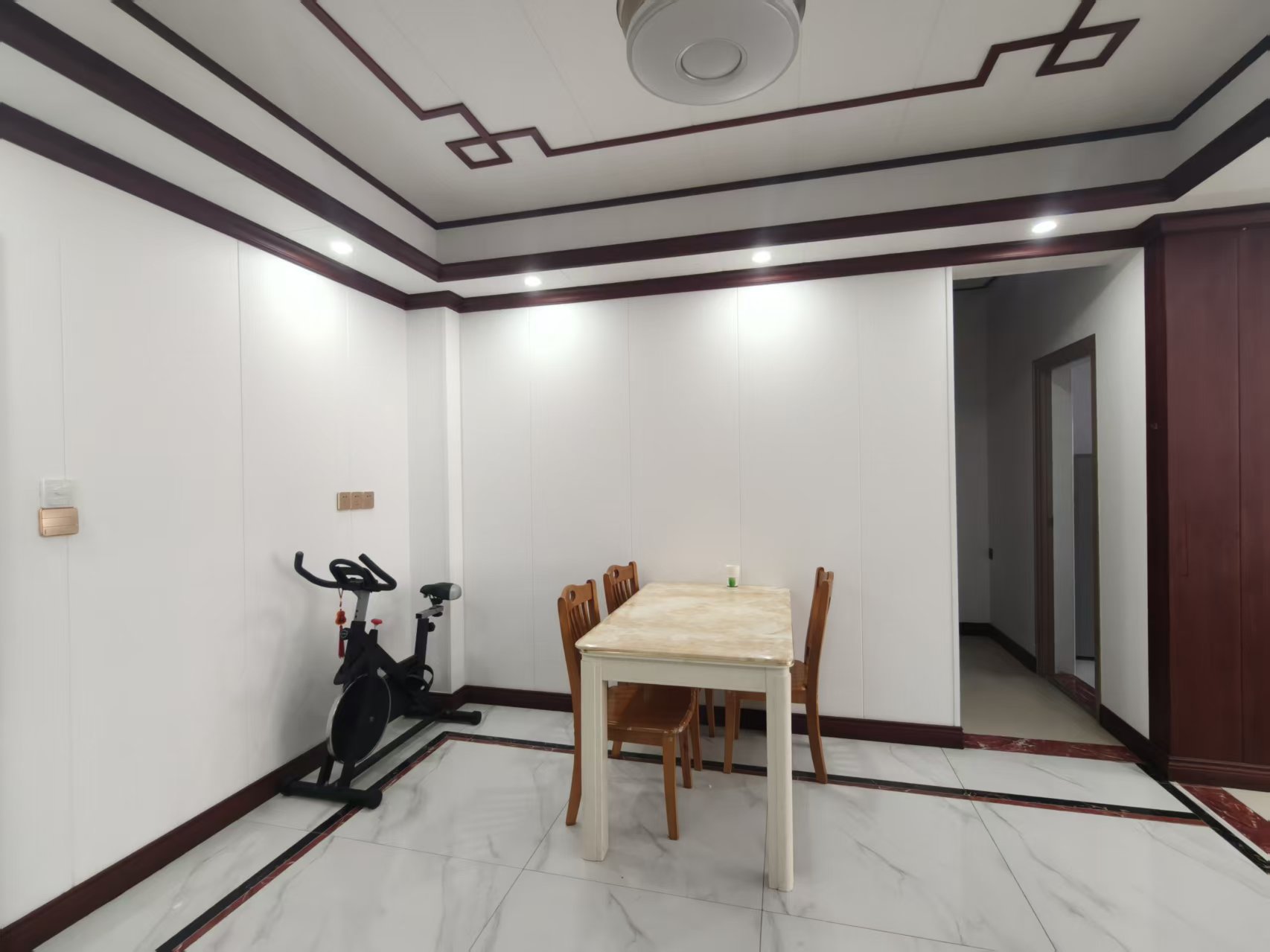 椰城大厦  3室2厅1卫    2400.0元/月室内图