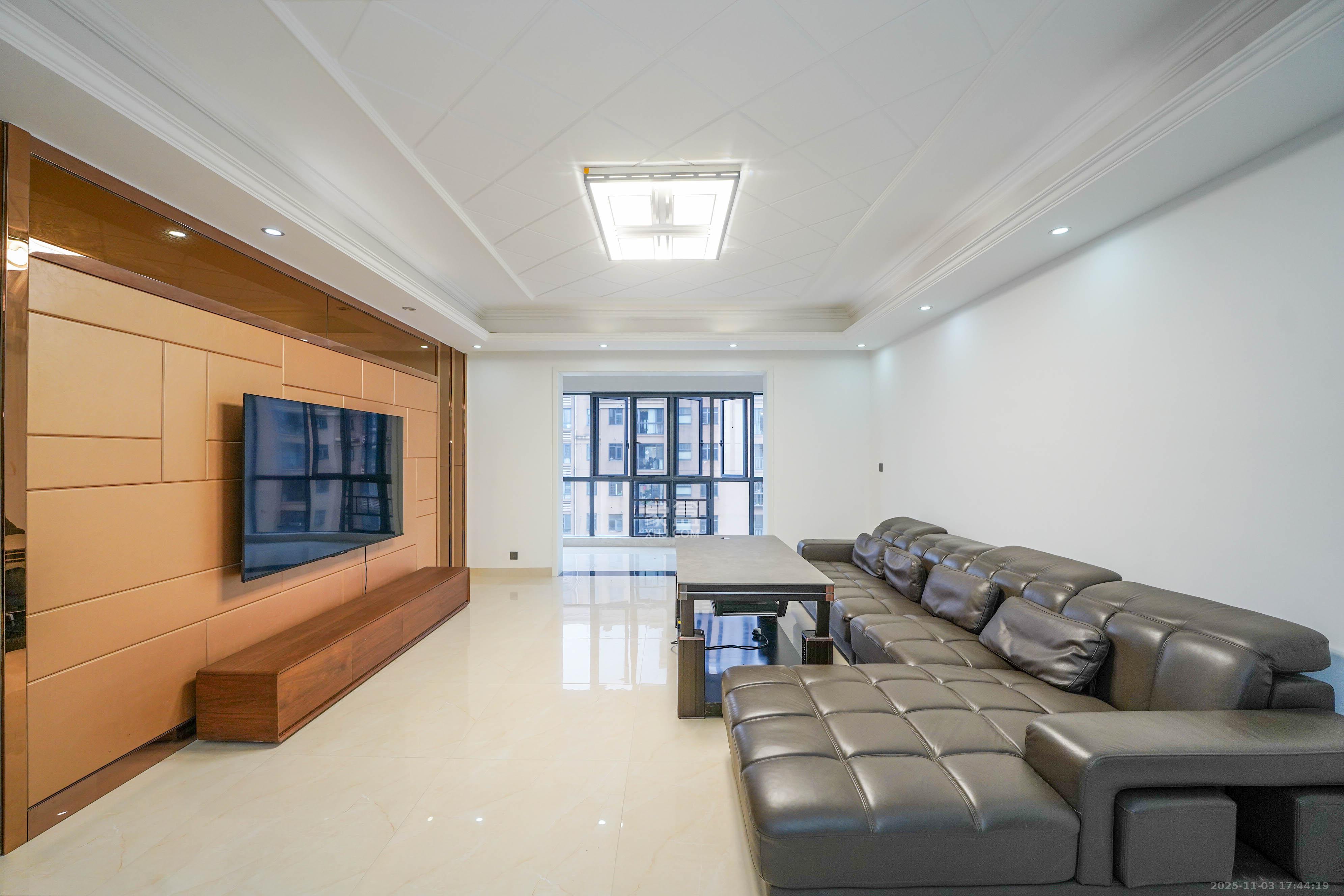 和美星城 4室2厅2卫 132.0万 和美星城 4室2厅2卫 132.0万客厅