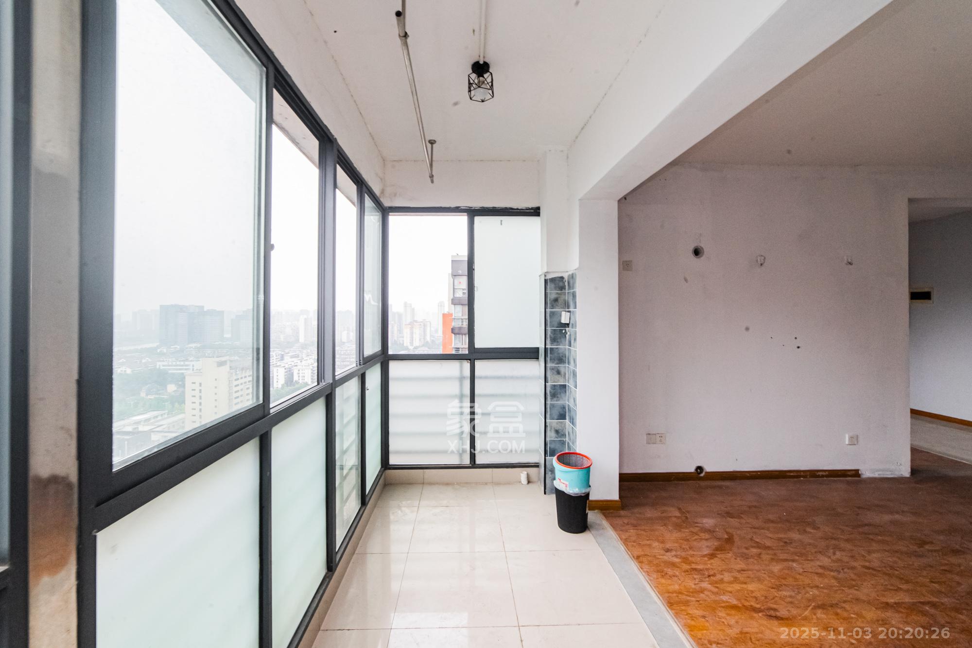 滨江君悦香邸  4室2厅2卫    108.0万阳台