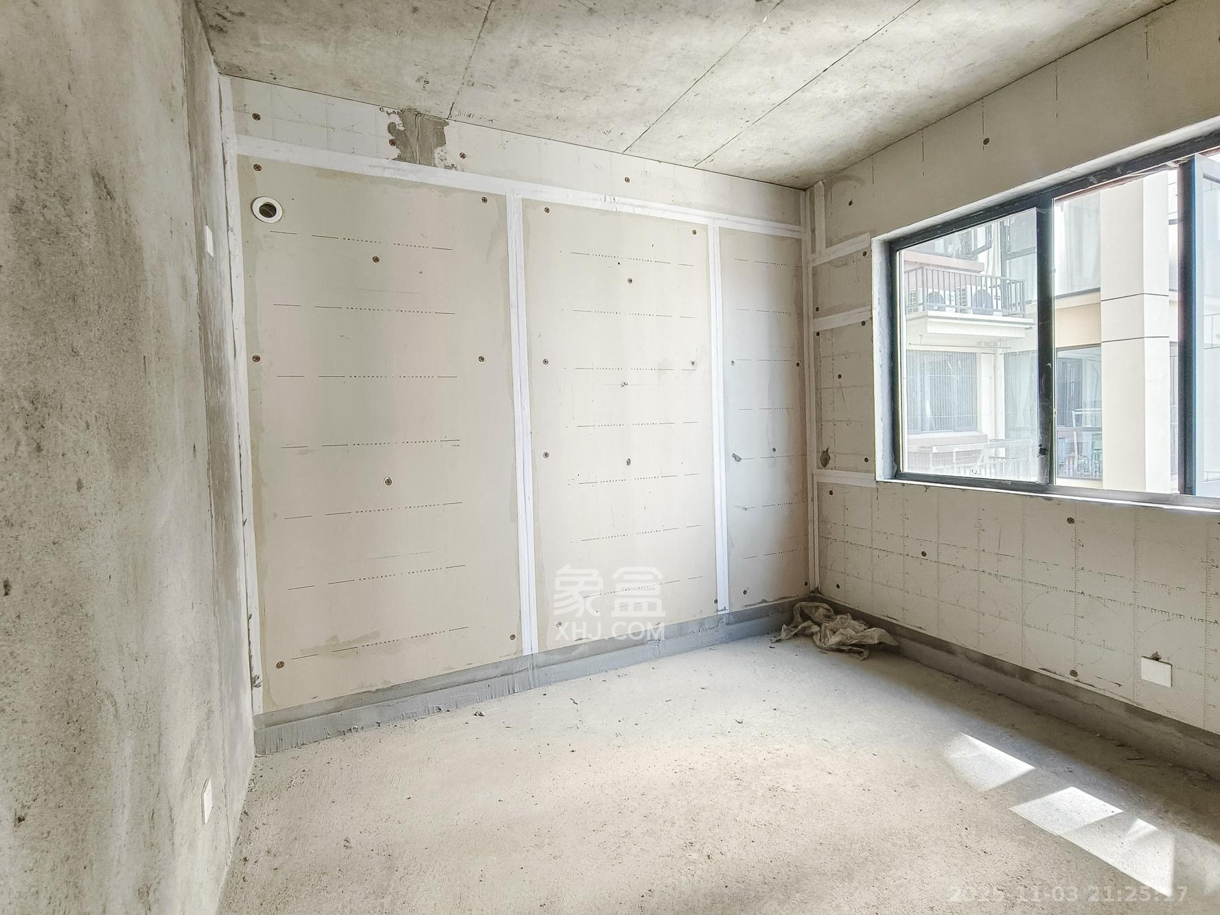 新长海玖龙台 4室2厅2卫 85.0万 新长海玖龙台 4室2厅2卫 85.0万卧室