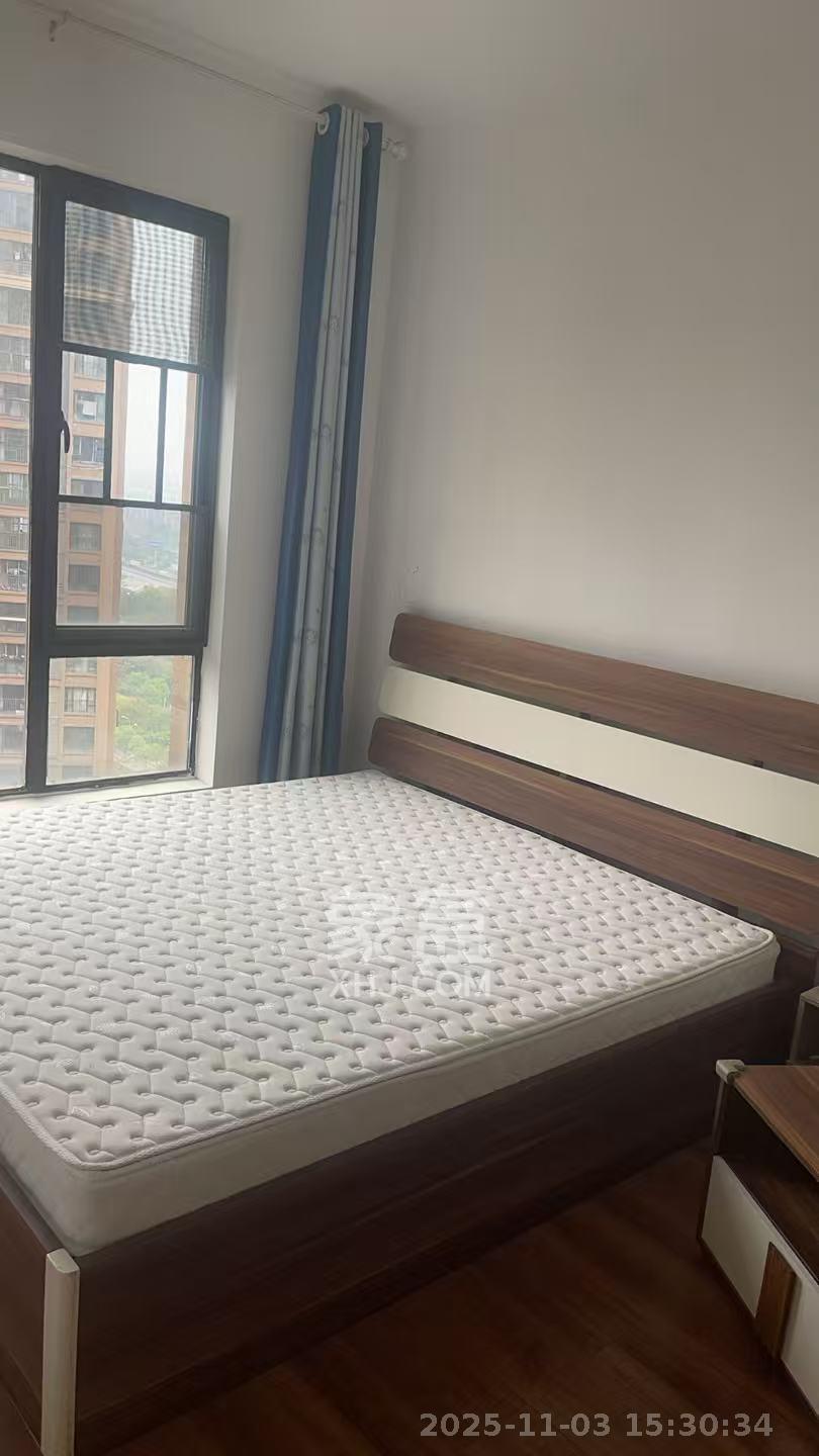 三一街区  3室2厅1卫    2200.0元/月