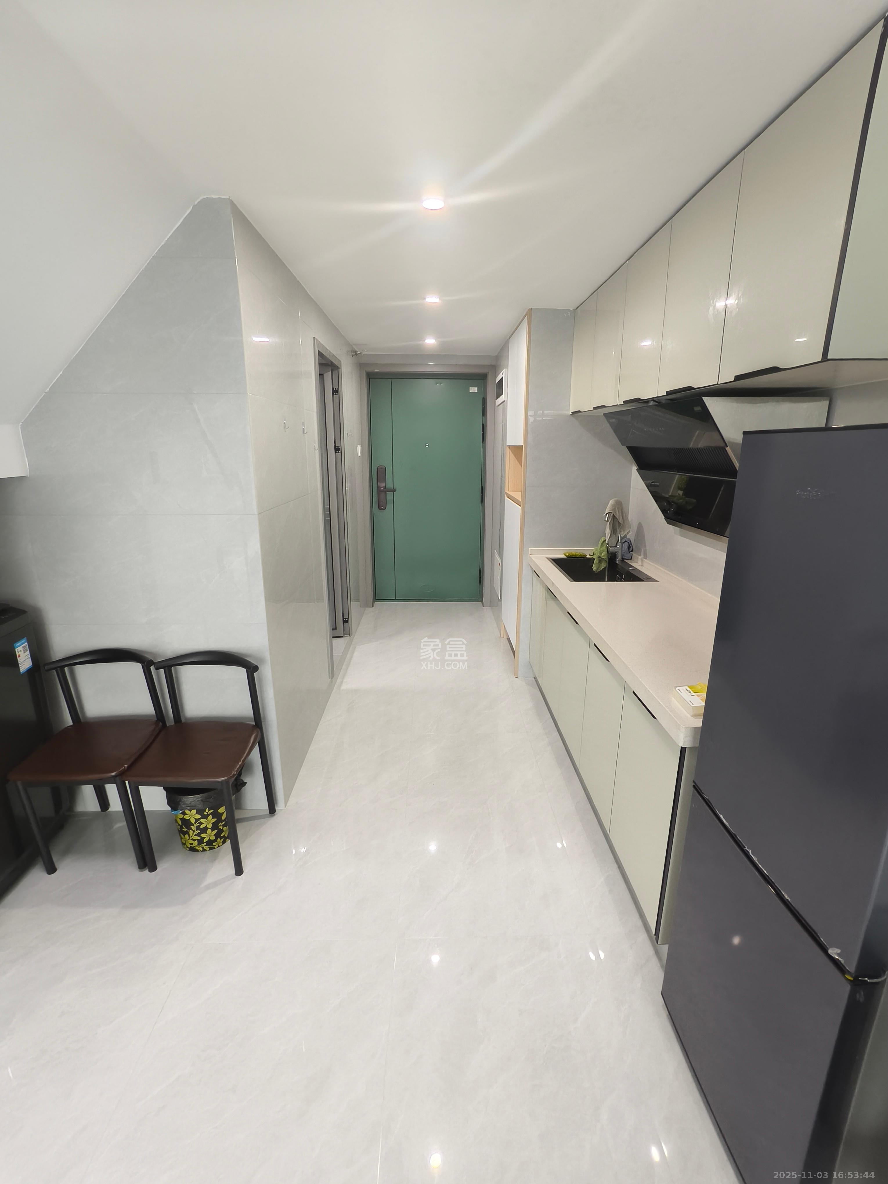 绿地V岛  2室1厅1卫    2400.0元/月室内图