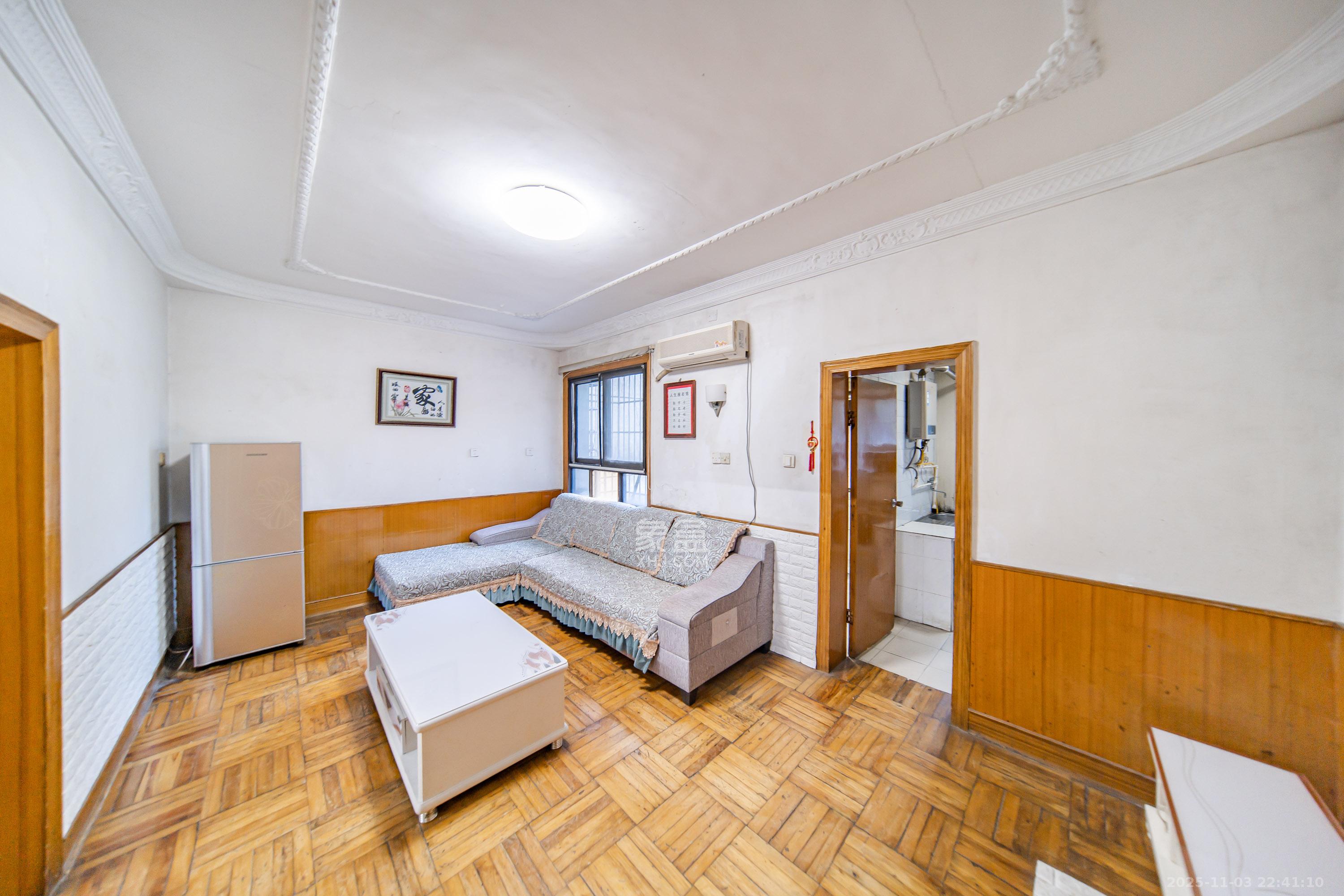 丝茅冲邮电二巷  1室1厅1卫    60.0万客厅