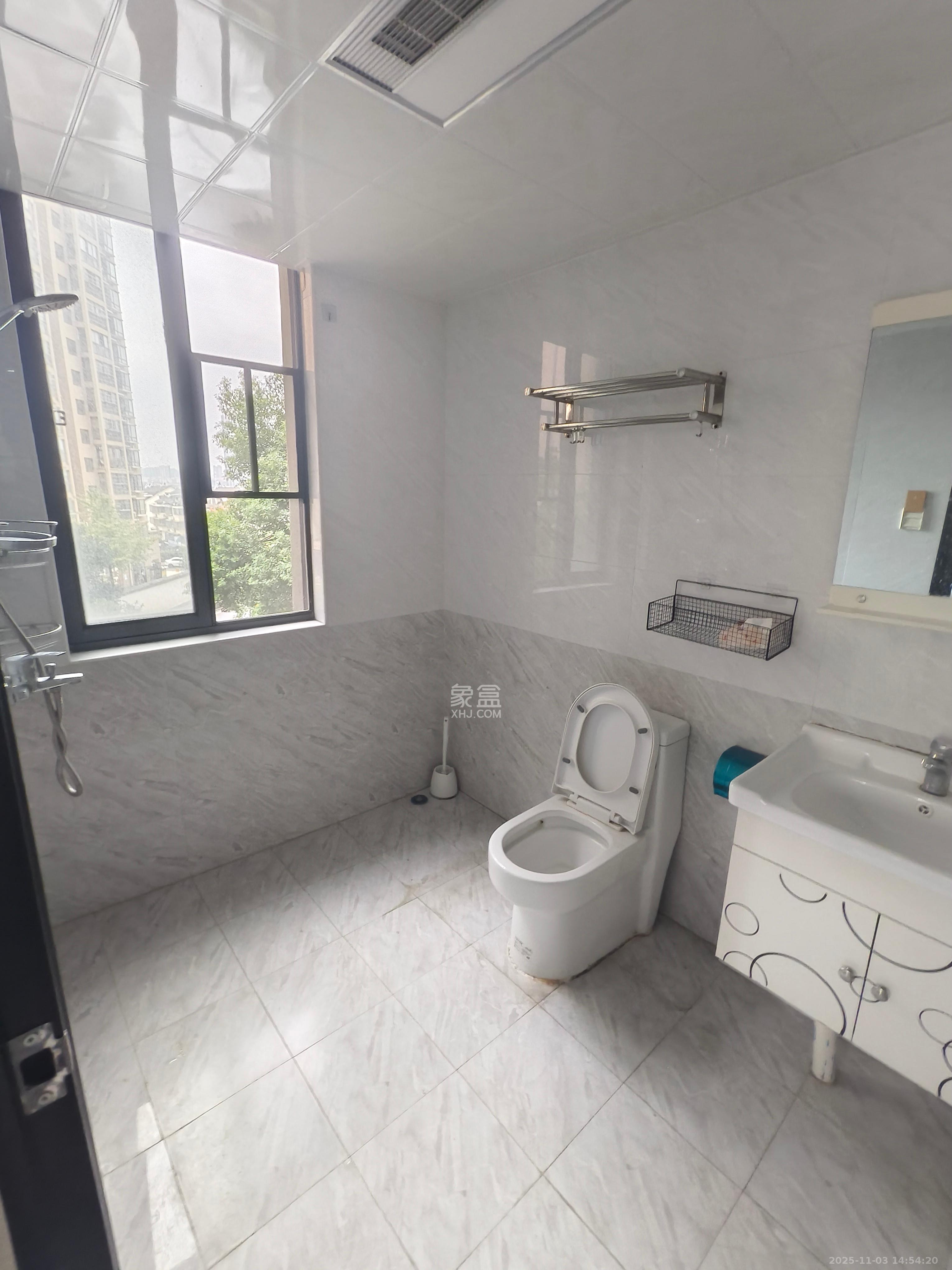 西湖鸿运佳苑 3室2厅2卫 2100.0元/月 西湖鸿运佳苑 3室2厅2卫 2100.0元/月室内图