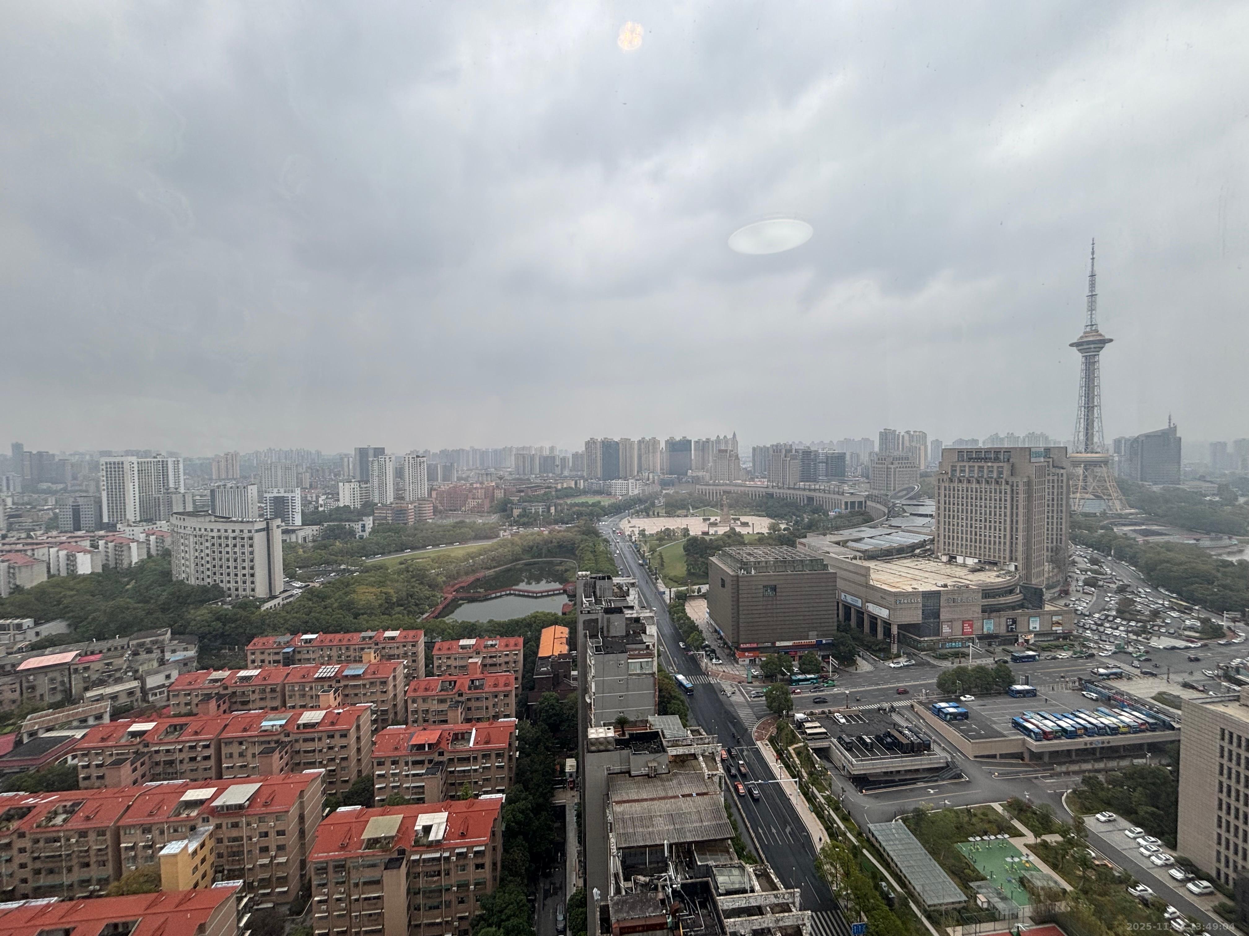 流金岁月-华晨国际  3室2厅2卫    2600.0元/月室内图