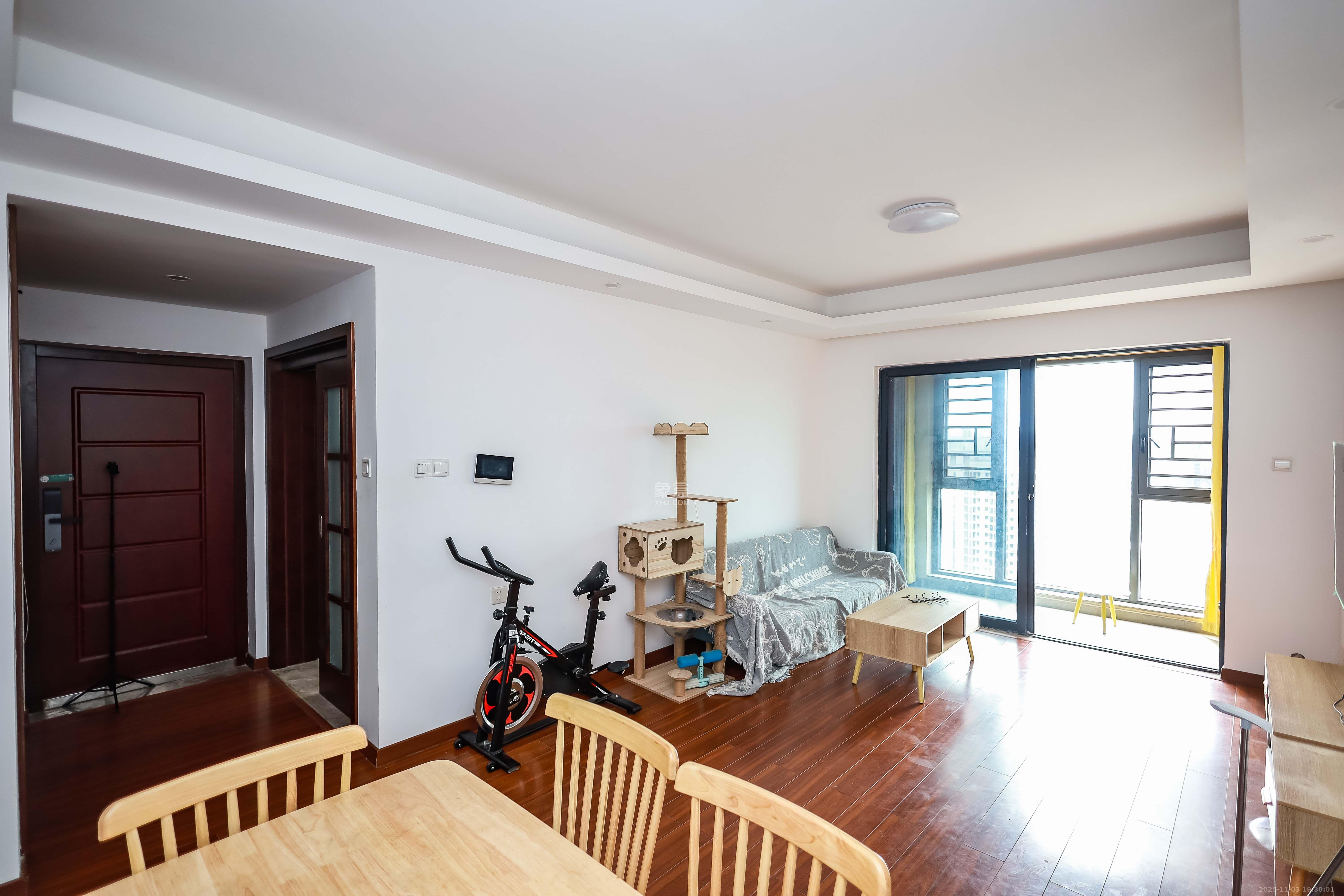 荣泰广场 3室2厅1卫 2300.0元/月 荣泰广场 3室2厅1卫 2300.0元/月室内图