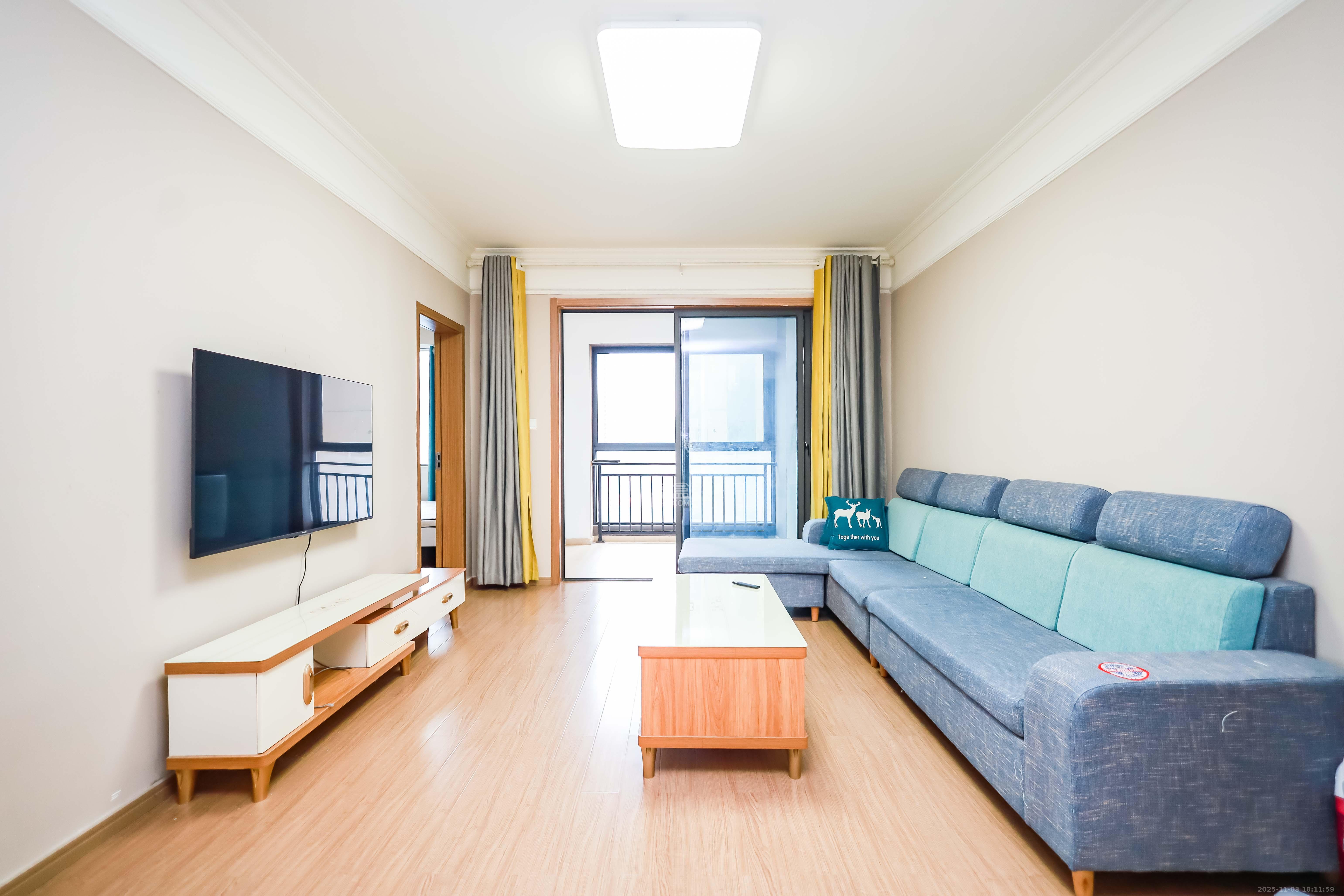 麓谷小镇  3室2厅1卫    53.0万 麓谷小镇  3室2厅1卫    53.0万客厅