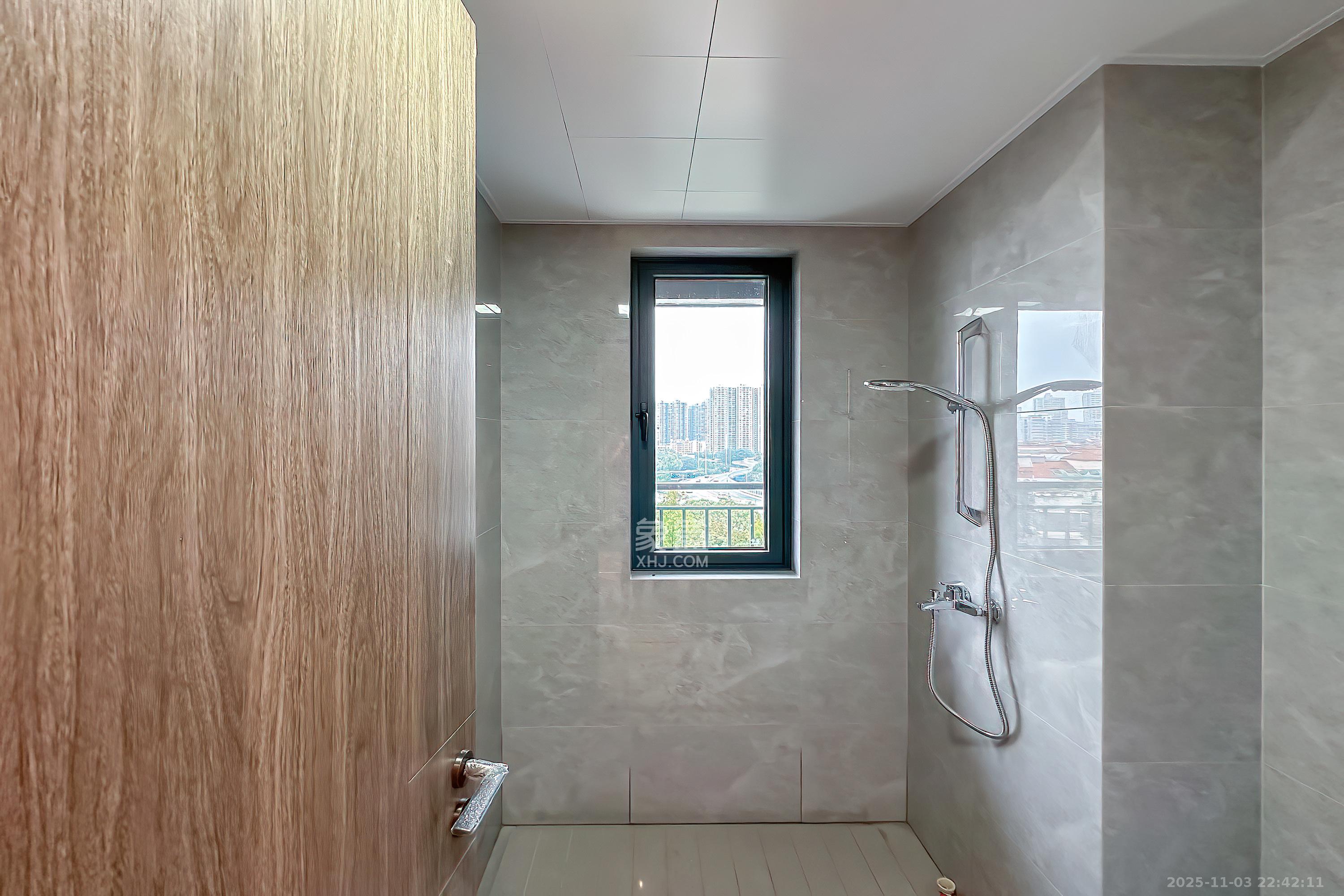 万科半岛国际  4室2厅2卫    160.0万卫生间