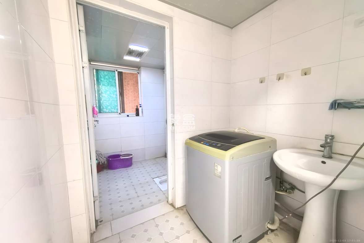 福满新城(新天安置小区) 3室2厅2卫 2000.0元/月 福满新城(新天安置小区) 3室2厅2卫 2000.0元/月室内图