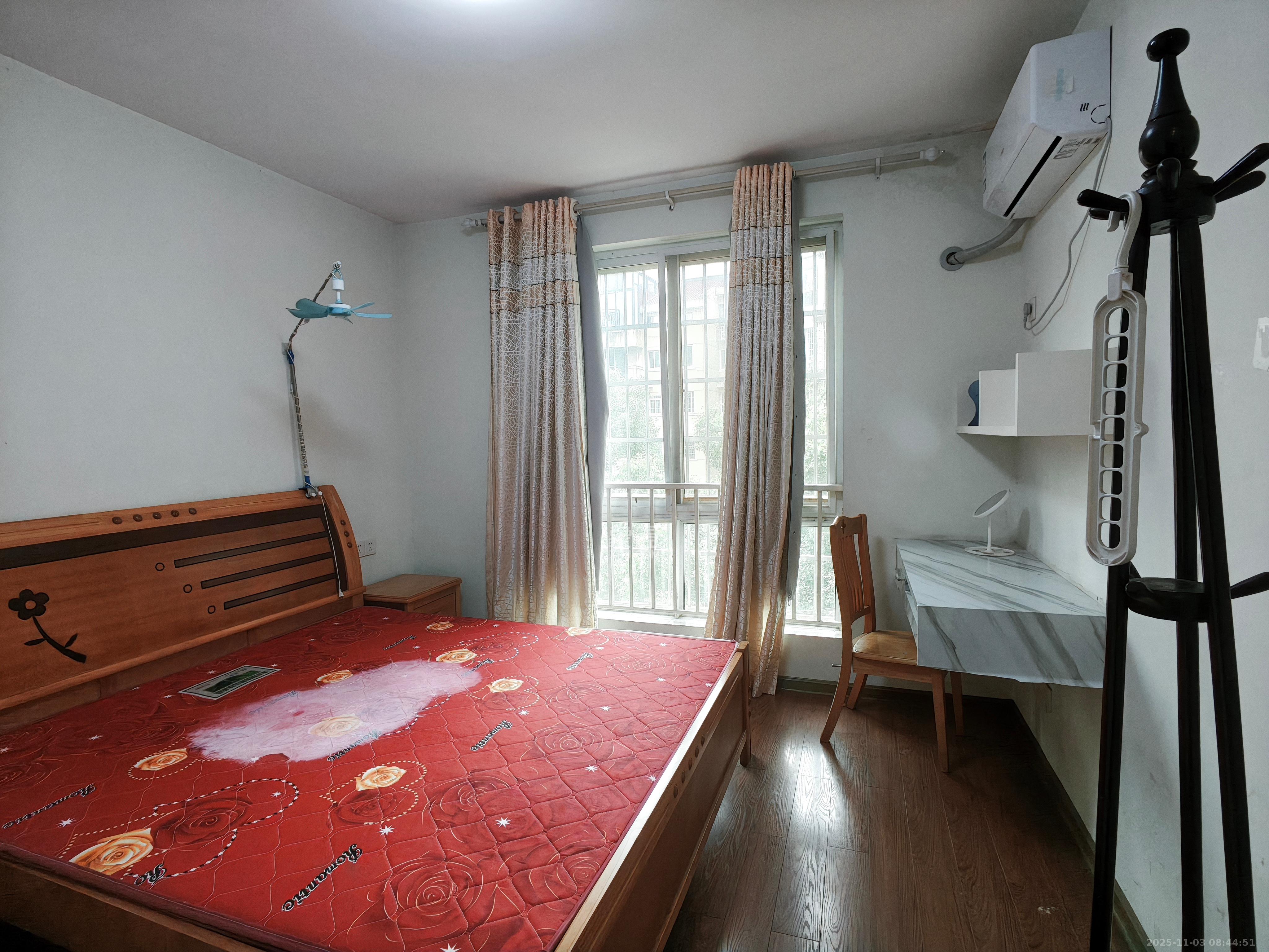 恩瑞麓山名园(龙王港小区)  2室2厅1卫    2300.0元/月 恩瑞麓山名园(龙王港小区)  2室2厅1卫    2300.0元/月室内图