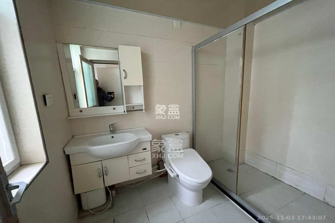 嘉盛华庭(一期、二期、三期) 3室2厅2卫 3000.0元/月 嘉盛华庭(一期、二期、三期) 3室2厅2卫 3000.0元/月室内图