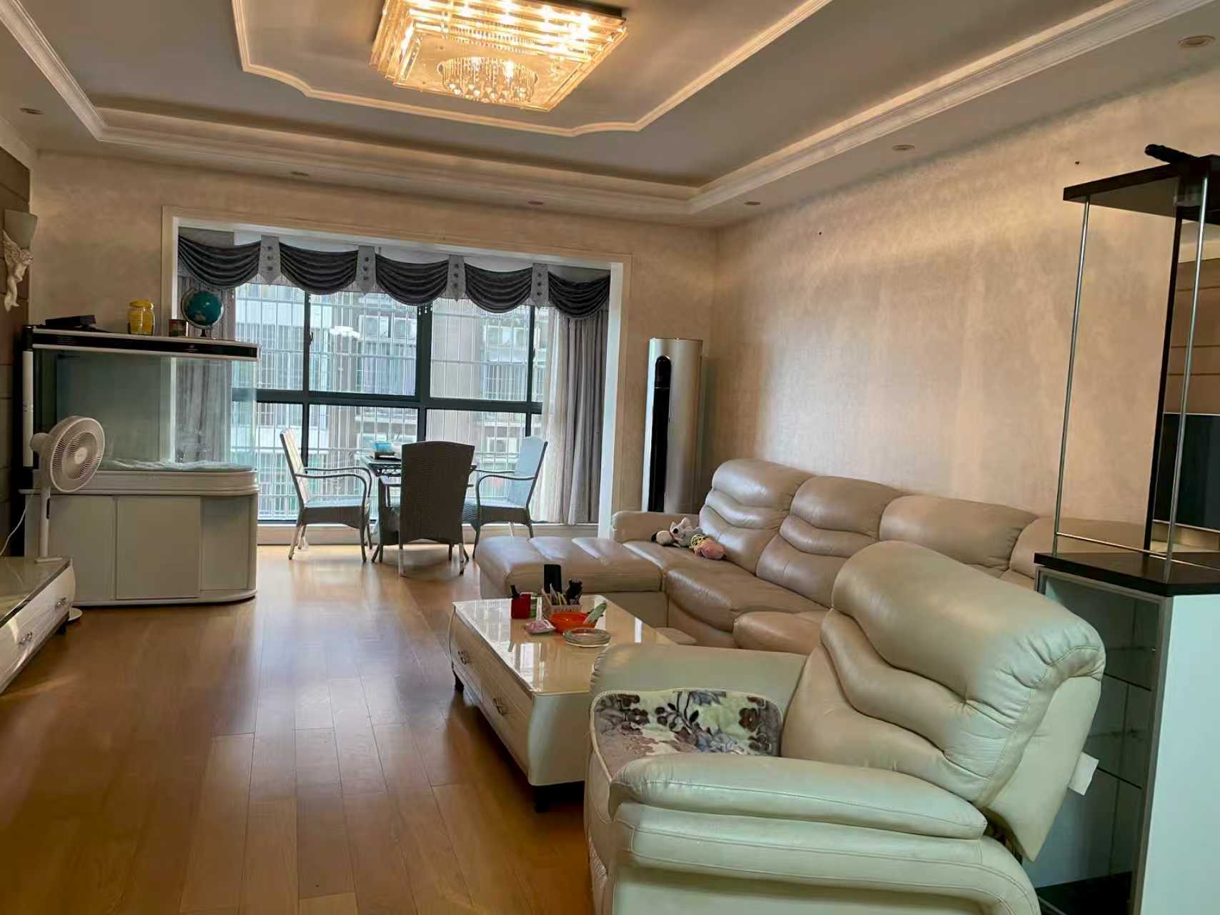 东方名城  3室2厅1卫    2400.0元/月室内图