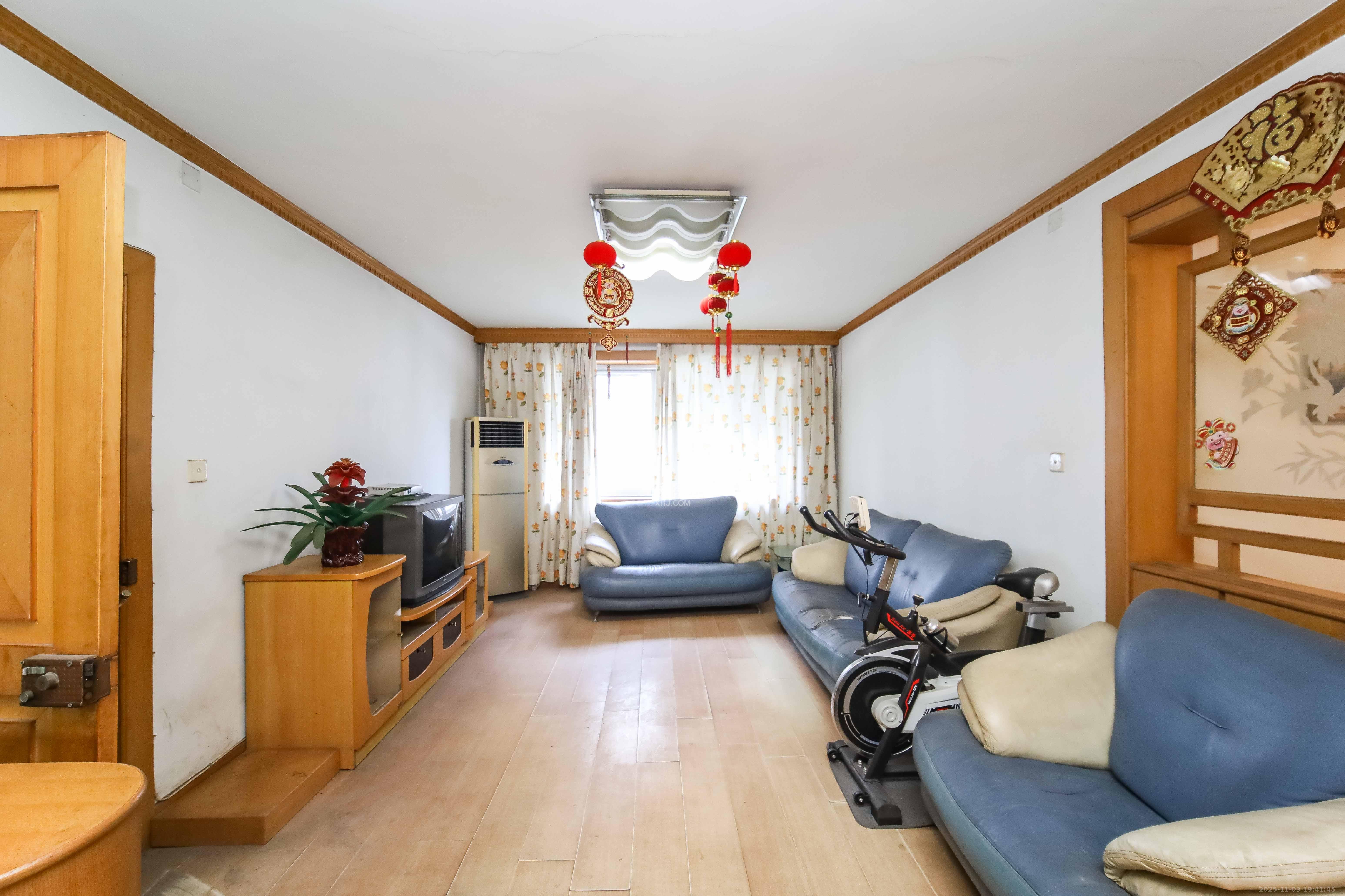 环达公寓 3室2厅1卫 56.0万 环达公寓 3室2厅1卫 56.0万客厅