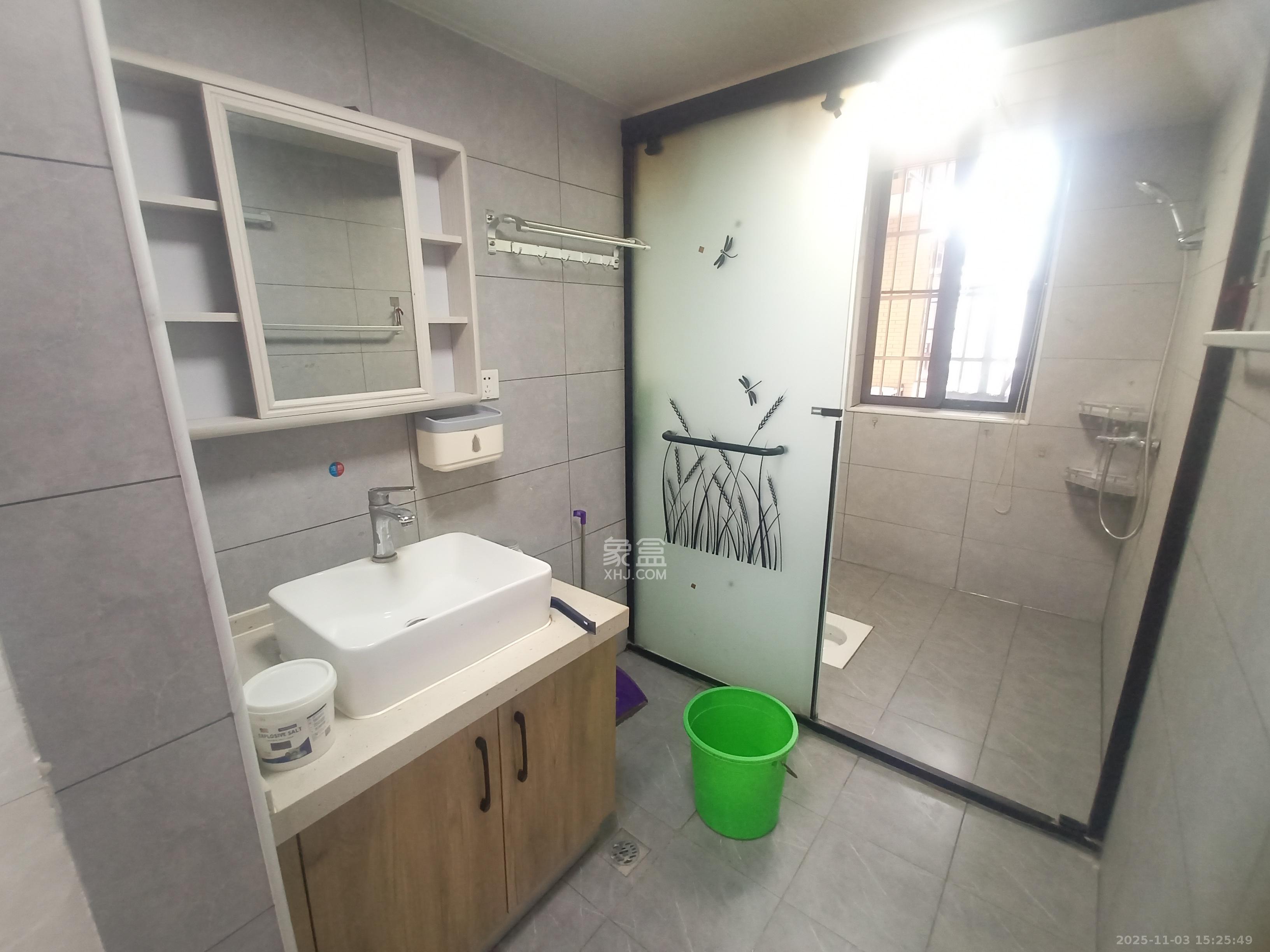 岳鞍阁小区  3室2厅2卫    2400.0元/月室内图