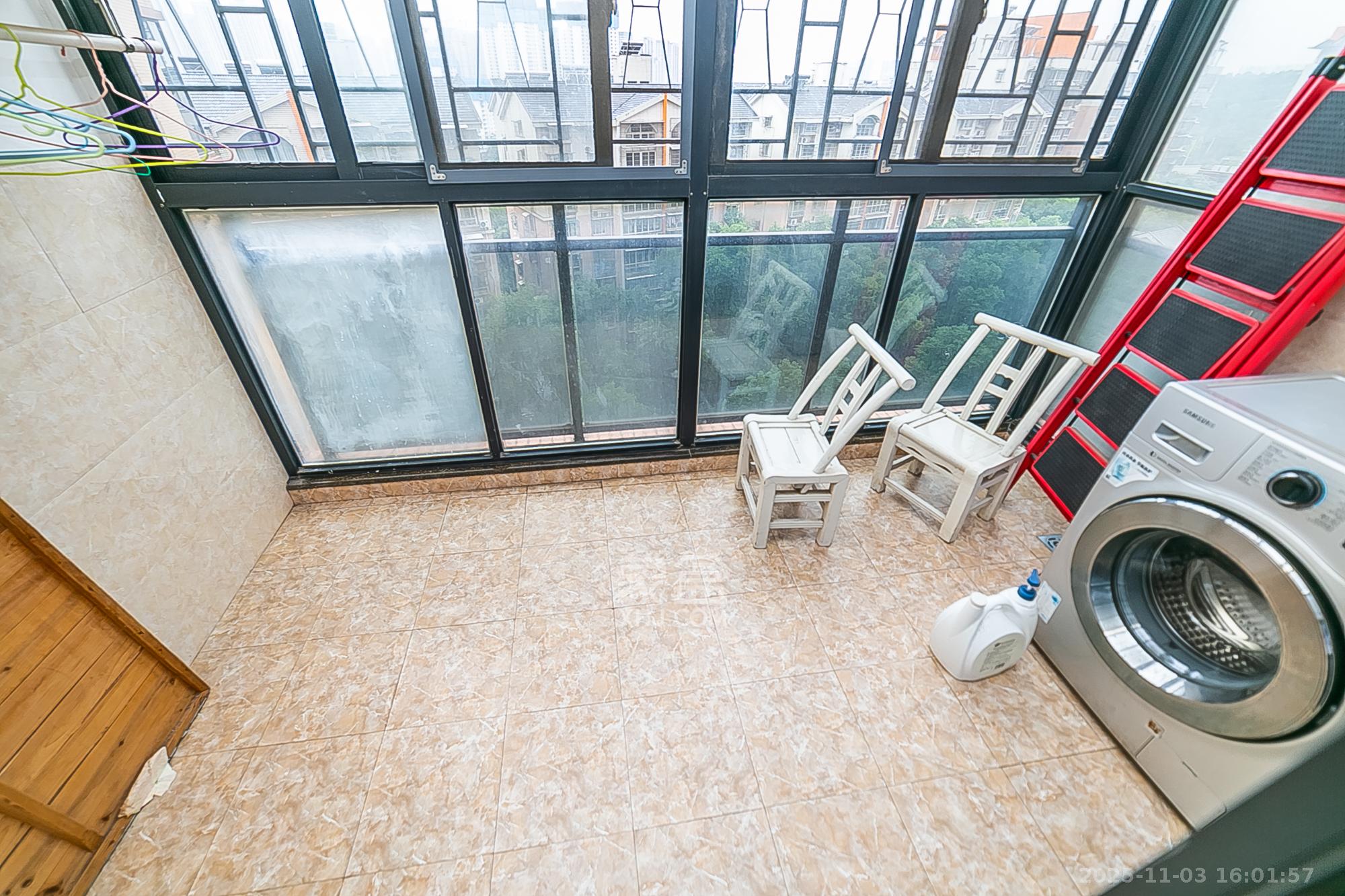 兴威帕克水岸  3室2厅2卫    99.0万阳台