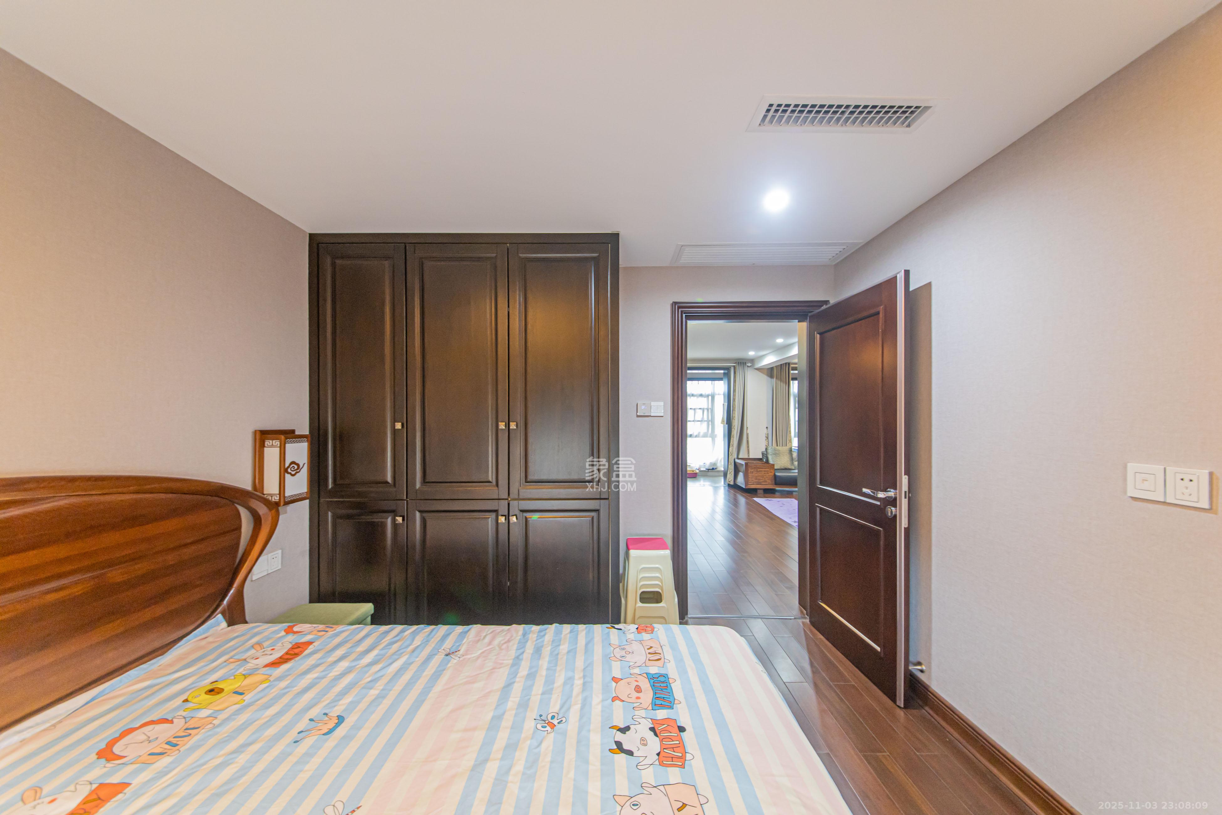 鑫远尚玺苑  5室2厅3卫    338.0万卧室