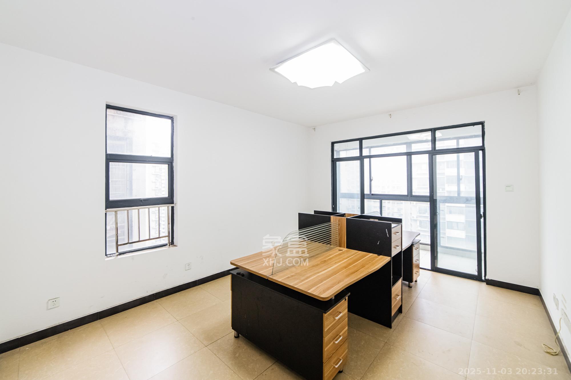 湘江世纪城融江苑  3室2厅1卫    60.0万客厅