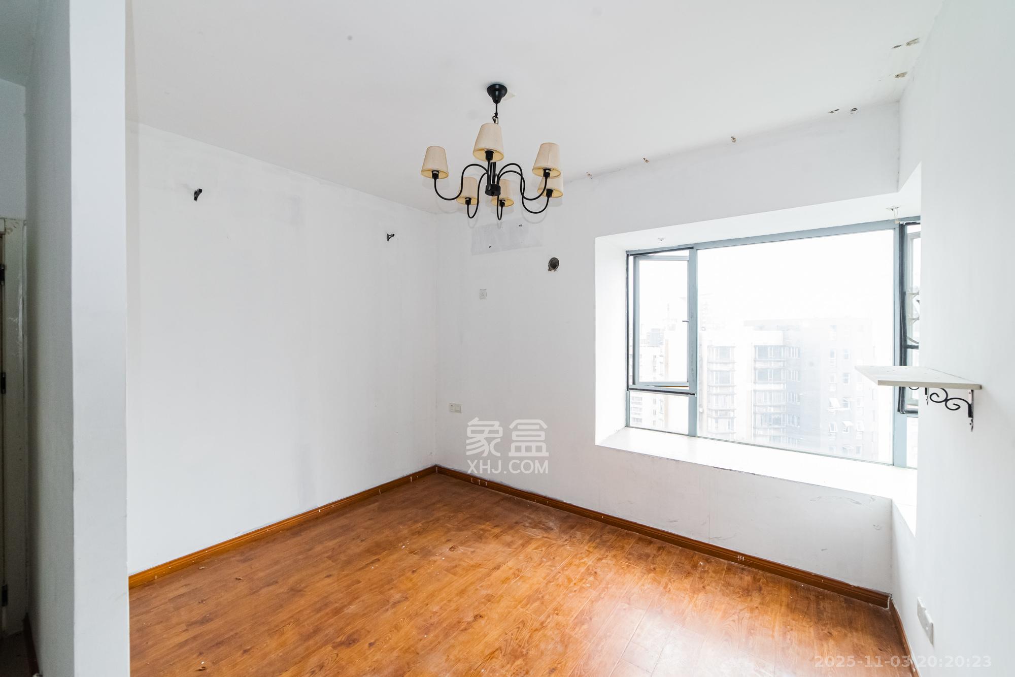 滨江君悦香邸  4室2厅2卫    108.0万卧室