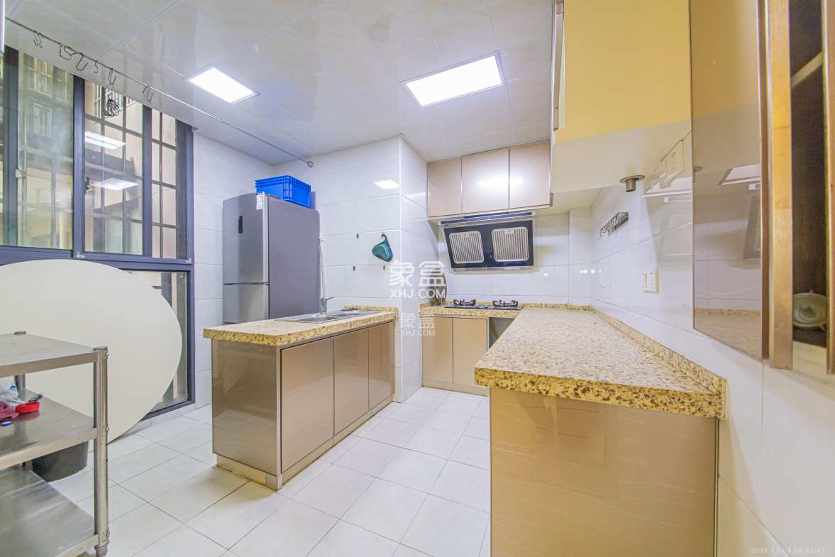 童话里 3室2厅1卫 2300.0元/月 童话里 3室2厅1卫 2300.0元/月室内图