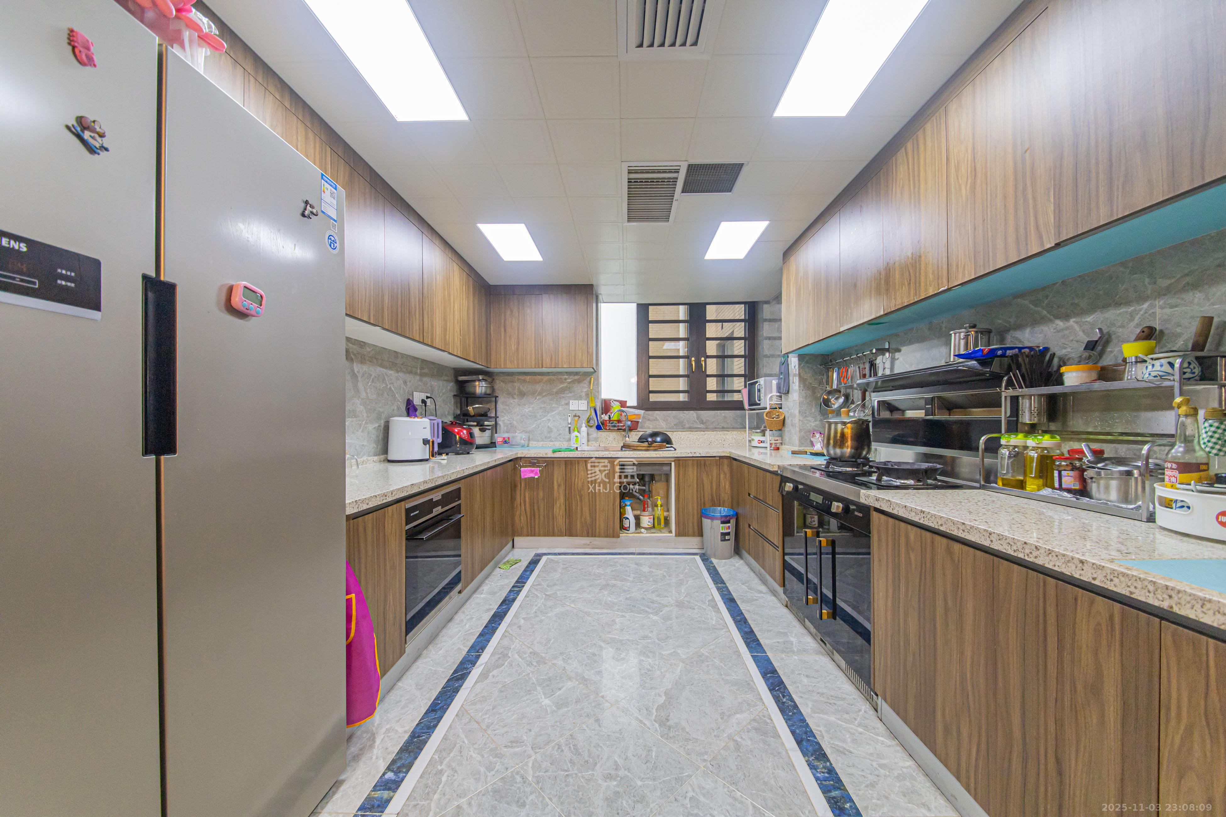 鑫远尚玺苑  5室2厅3卫    338.0万厨房