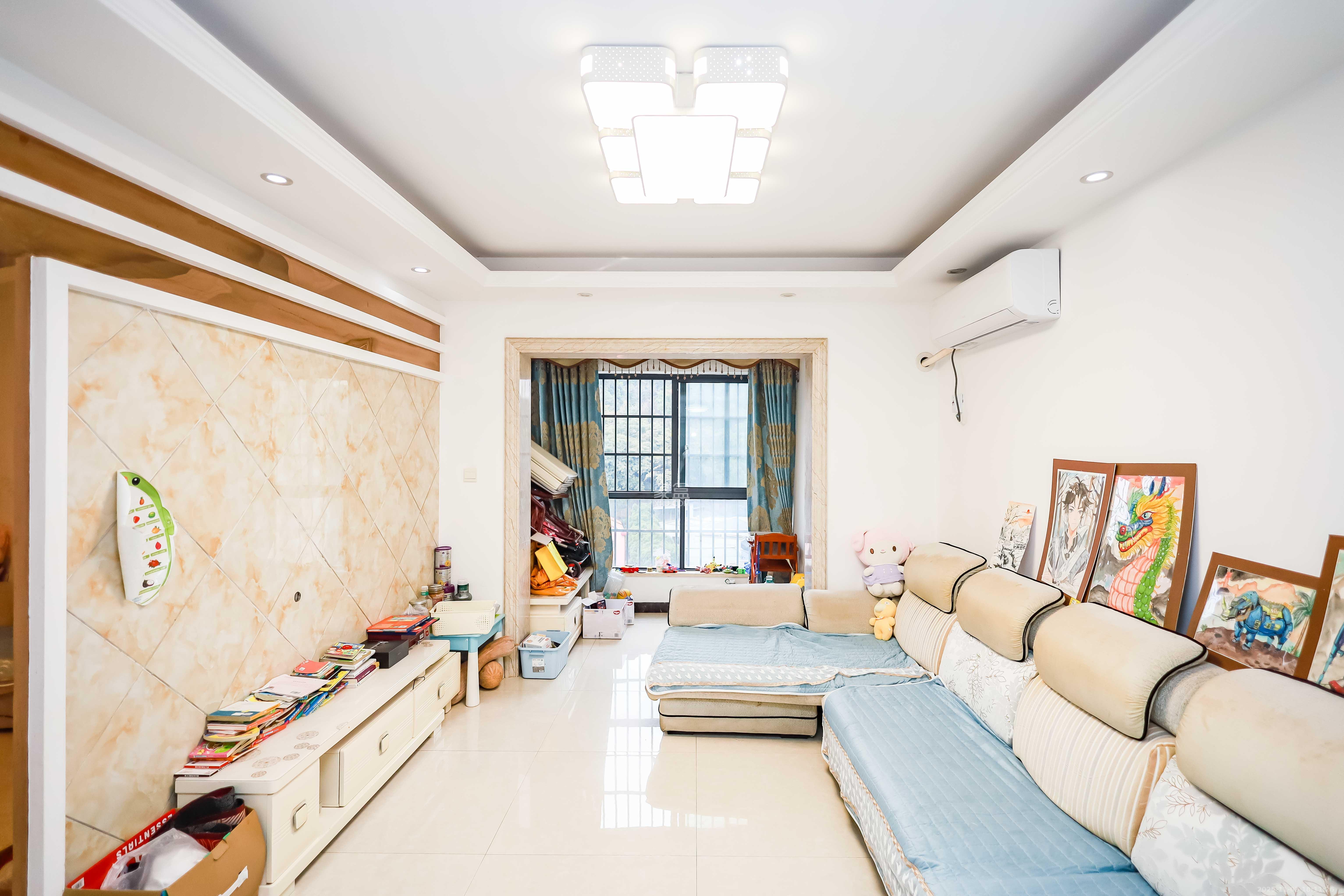 天麓尚层  1室2厅1卫    68.0万 天麓尚层  1室2厅1卫    68.0万客厅