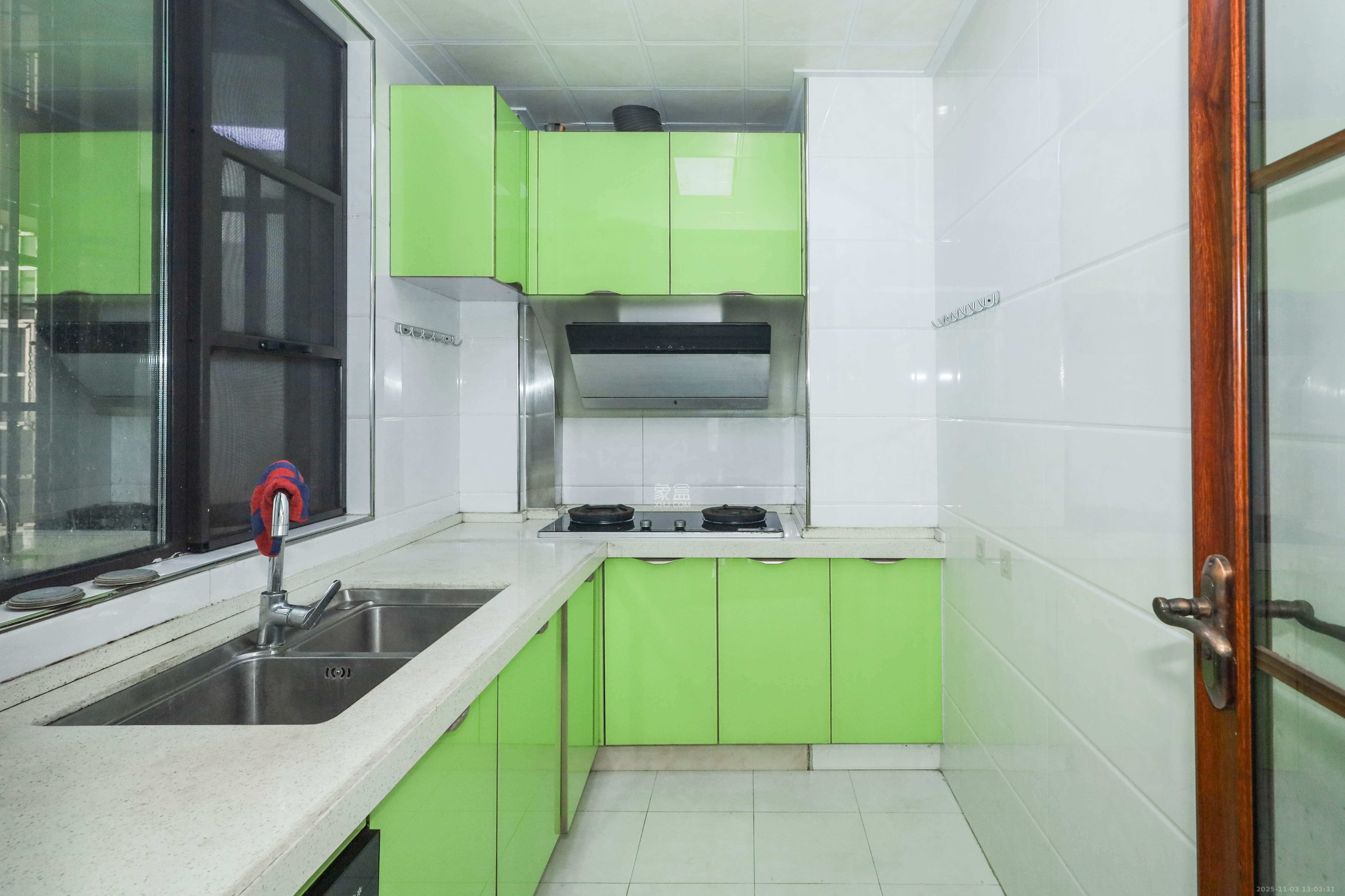 麓谷星辰  3室2厅1卫    88.0万厨房