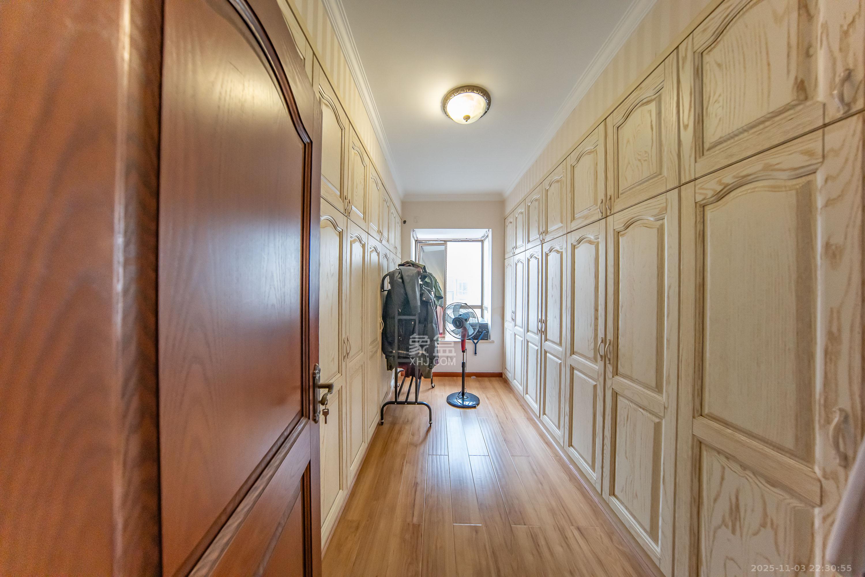 米兰春天  3室2厅2卫    85.0万卧室