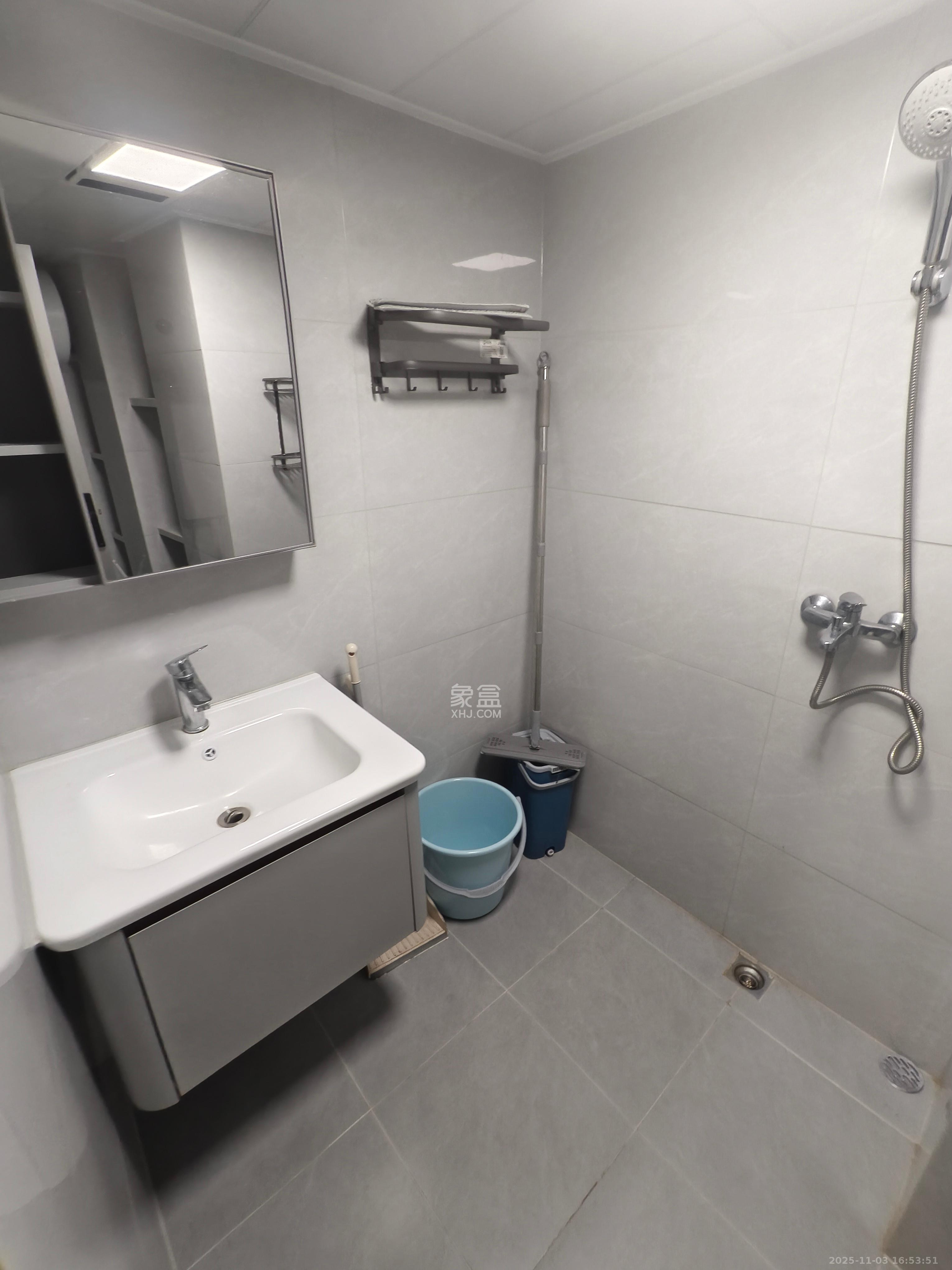 绿地V岛  2室1厅1卫    2400.0元/月室内图