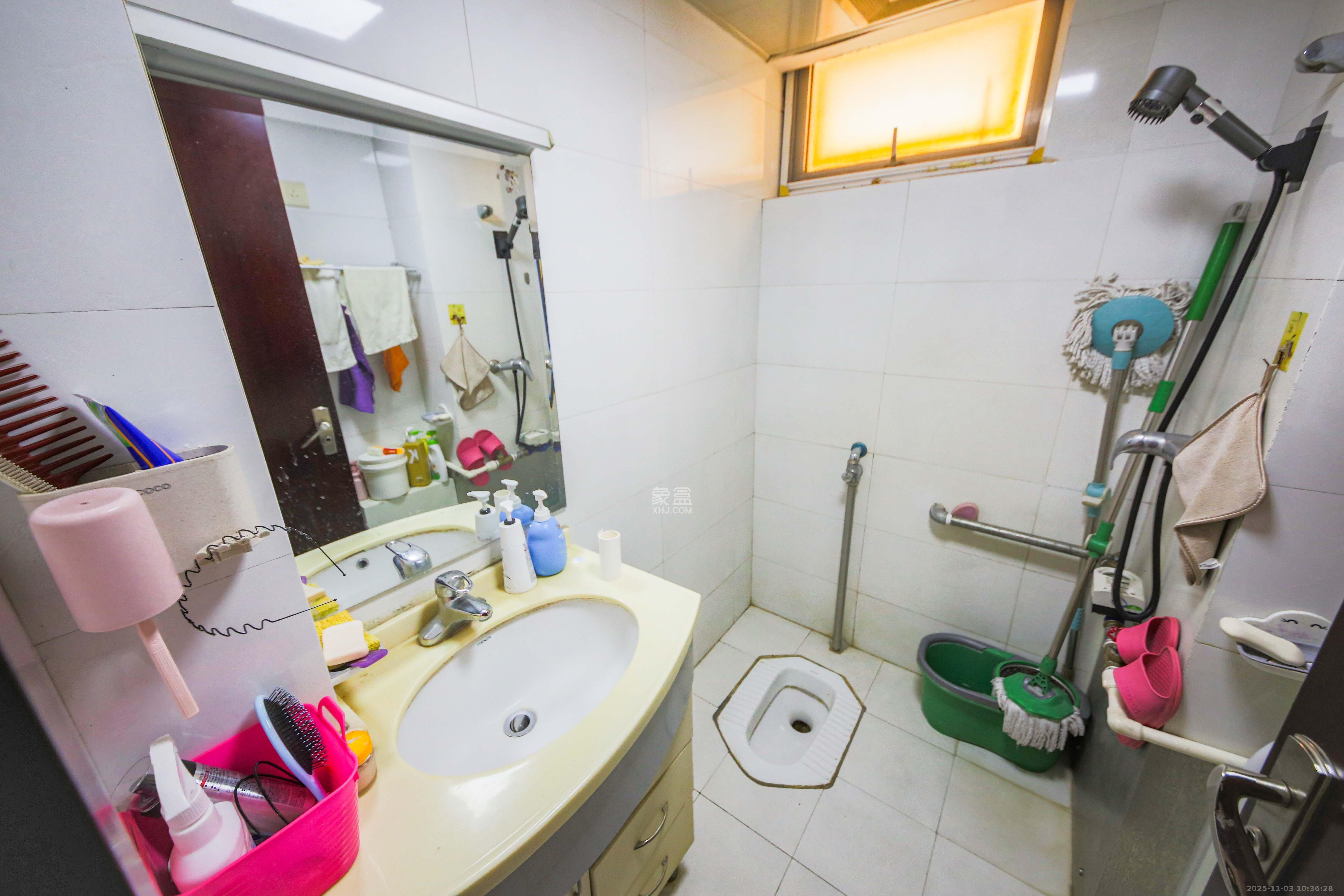 HC新城（建工集团单位房）  3室2厅1卫    180.0万卫生间