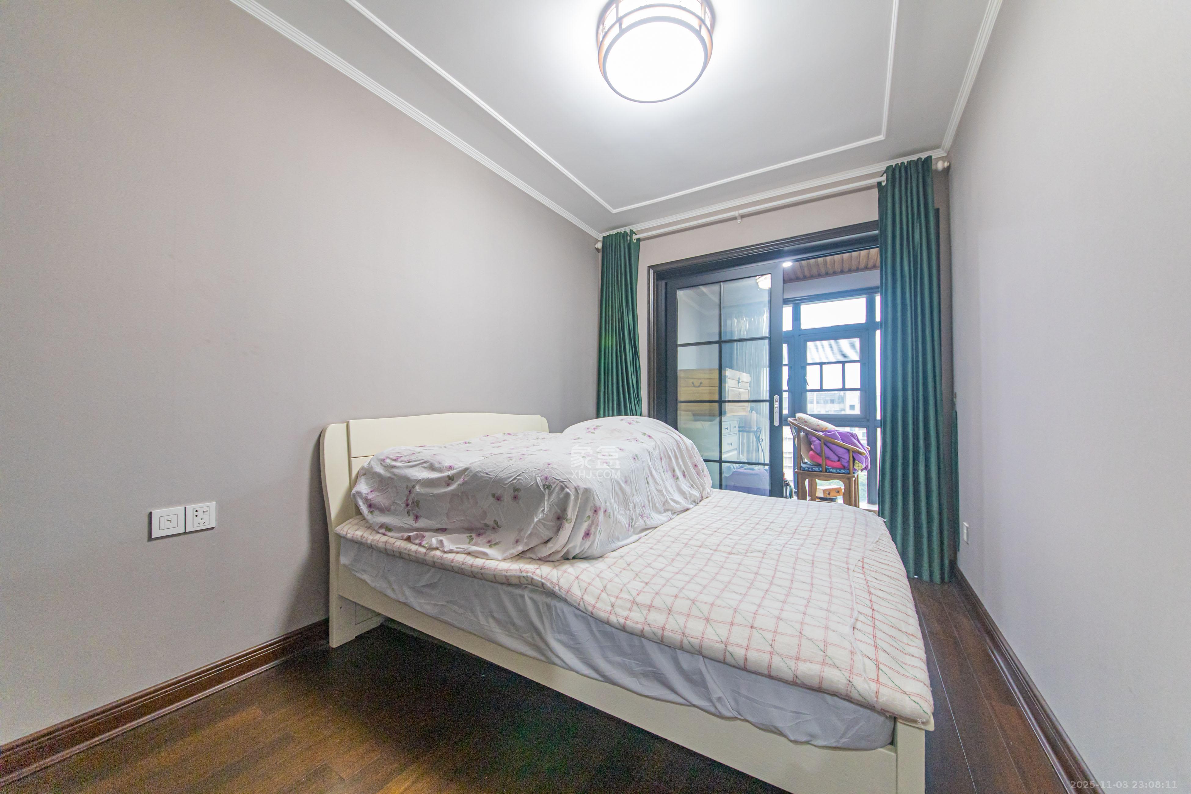 鑫远尚玺苑  5室2厅3卫    338.0万卧室