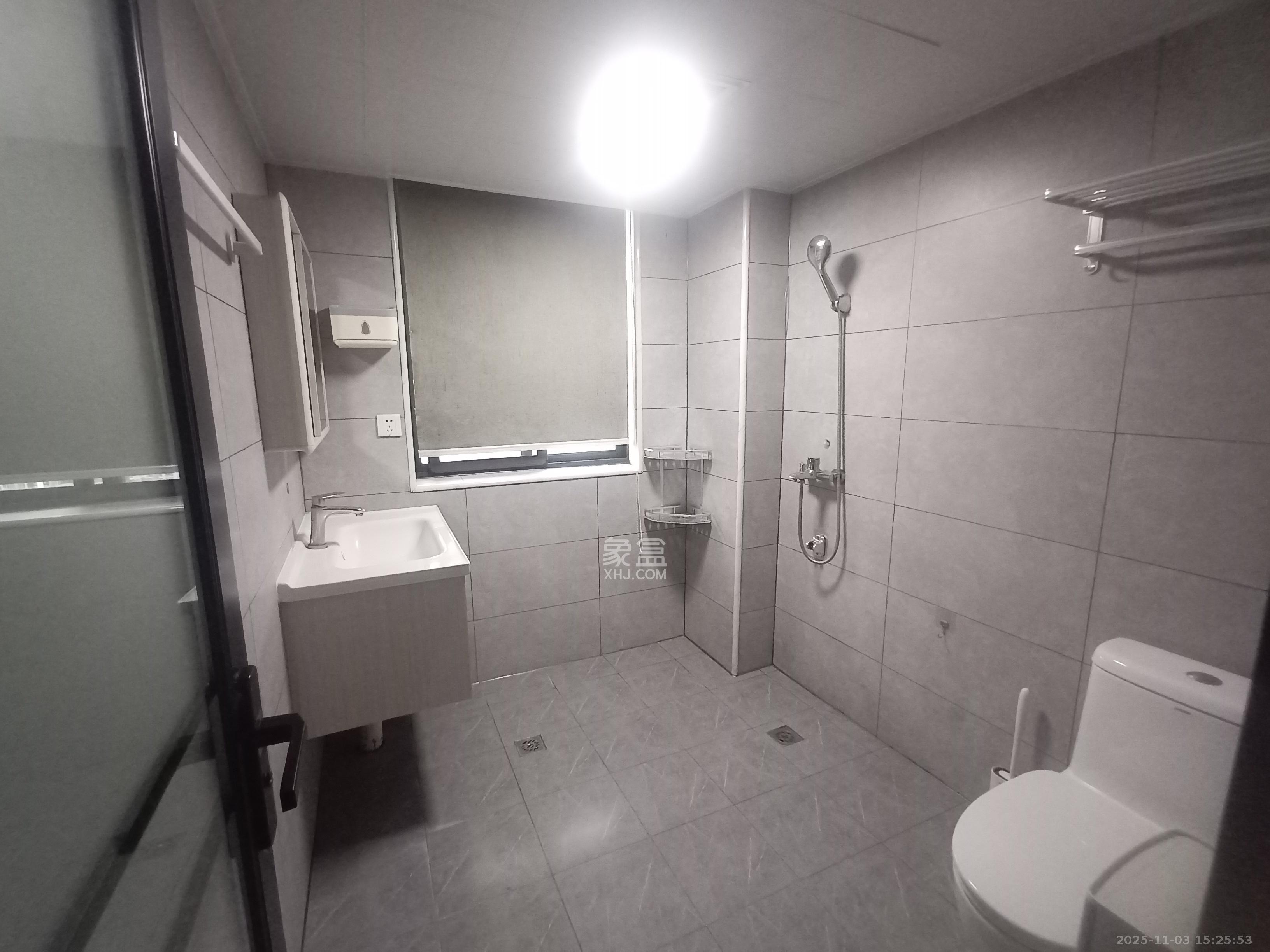 岳鞍阁小区  3室2厅2卫    2400.0元/月室内图