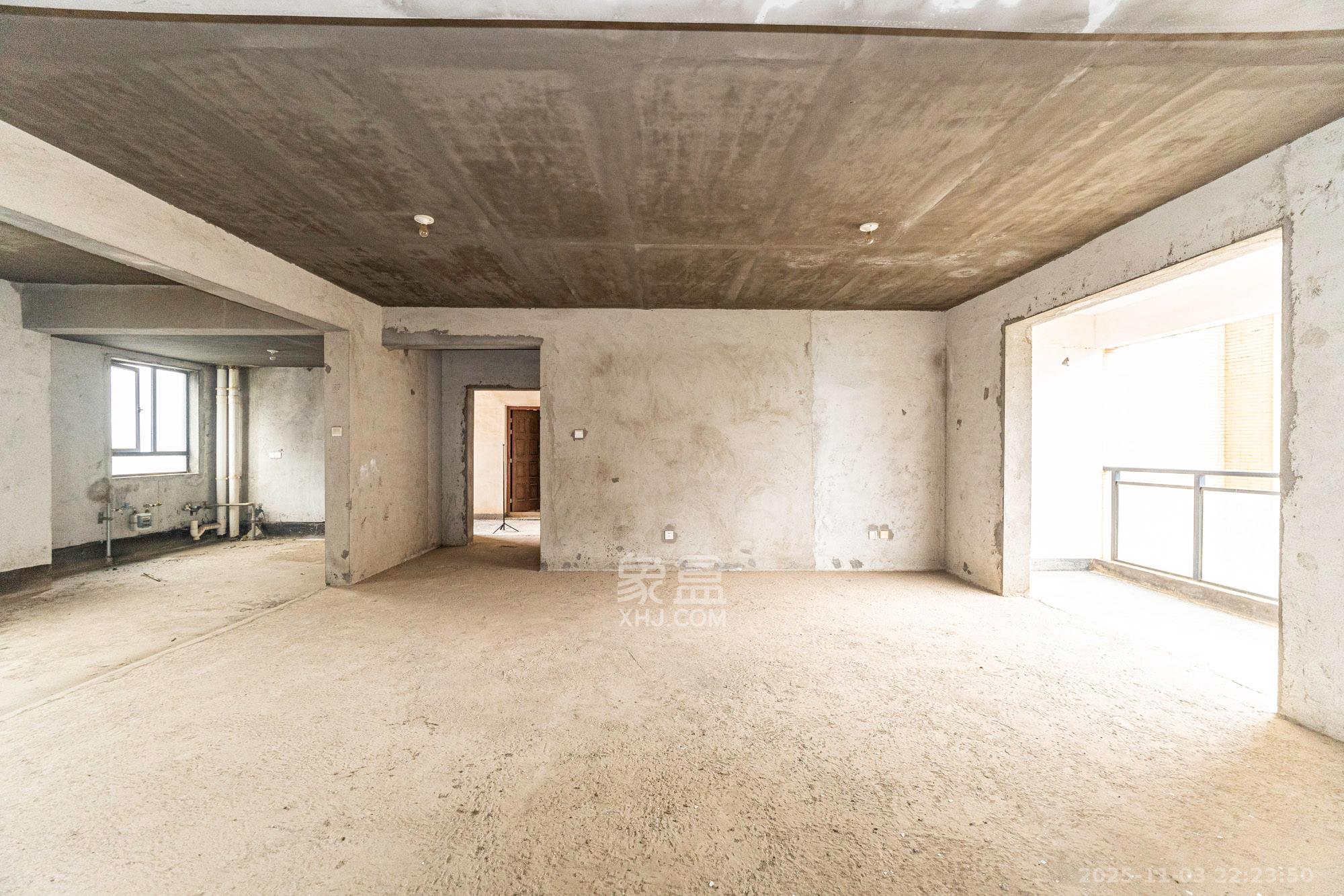 长大卧琥  6室2厅3卫    165.0万客厅