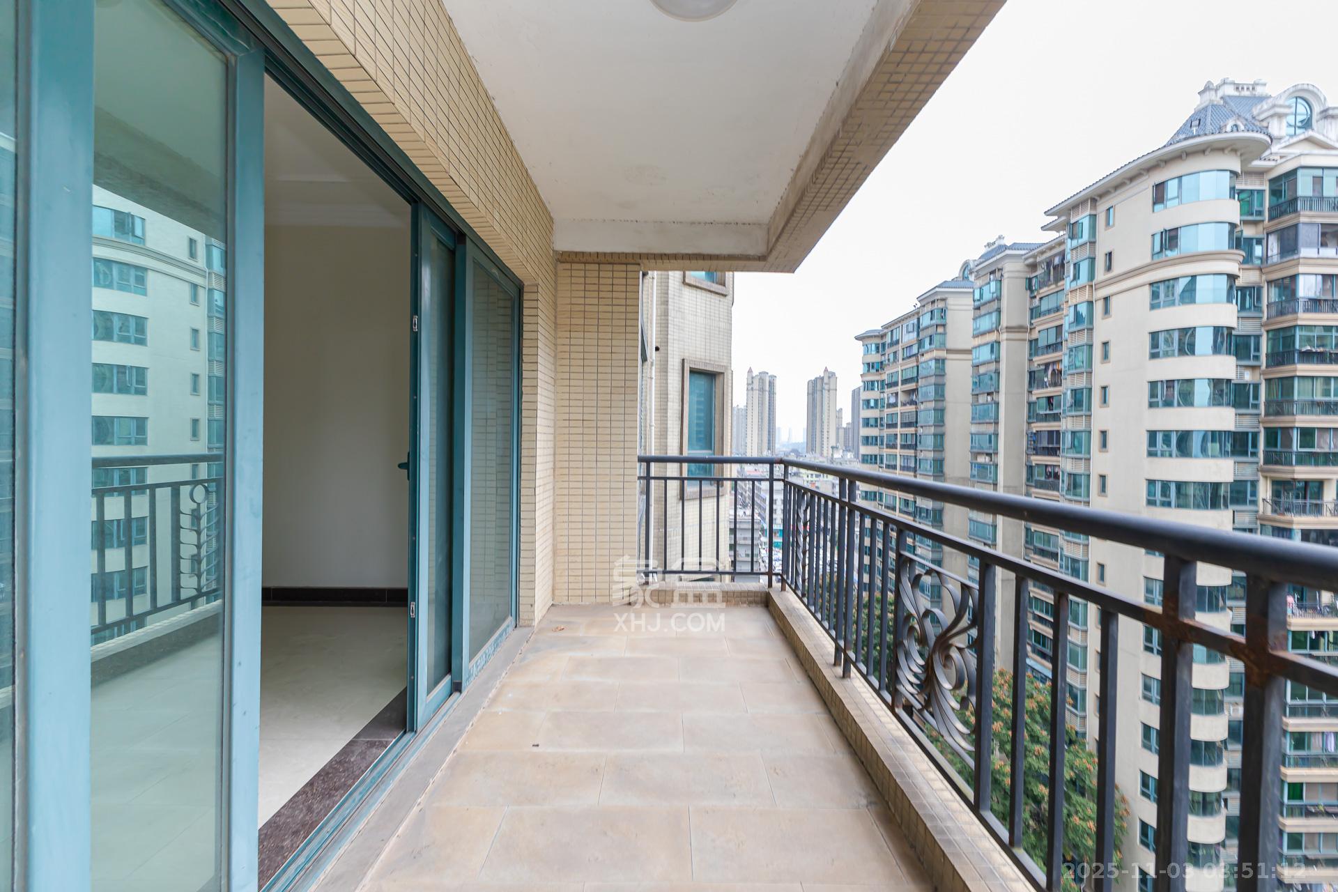 恒大名都  4室2厅2卫    83.0万阳台