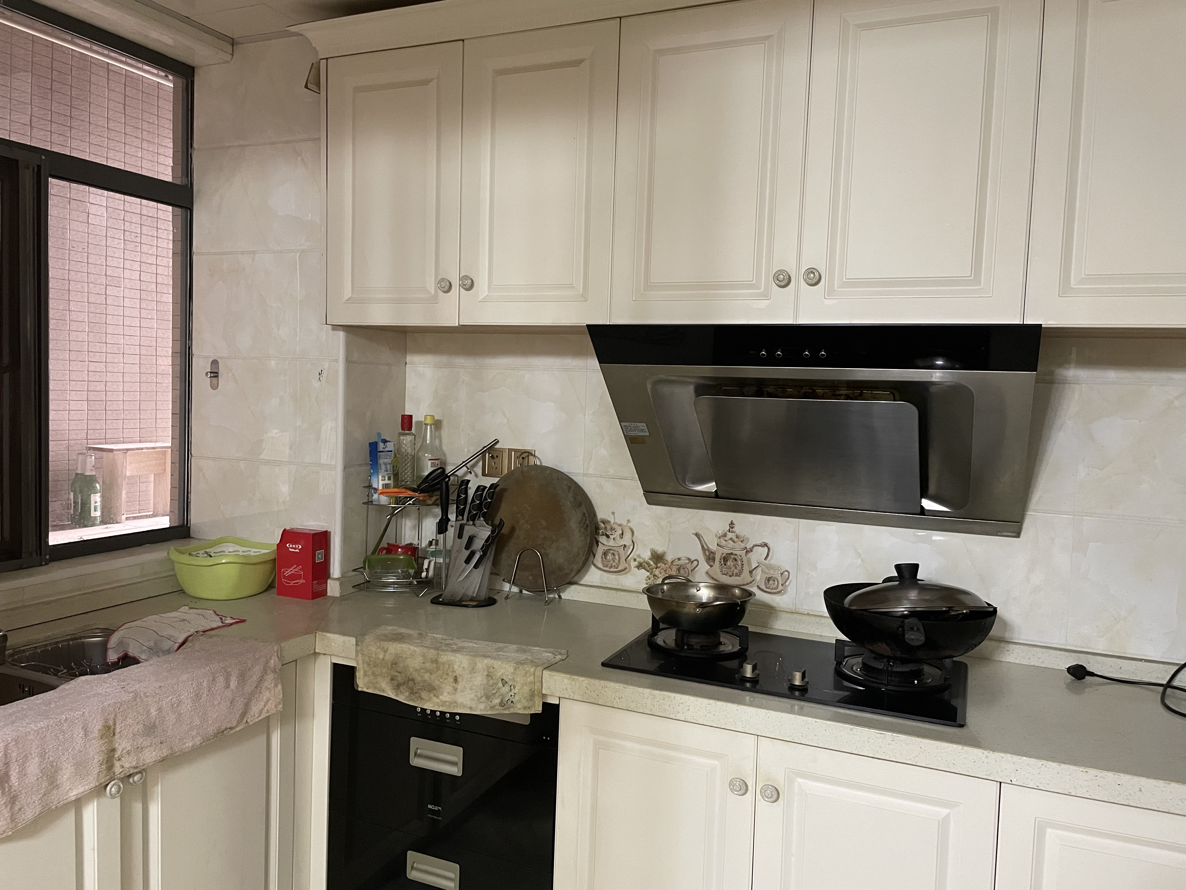 东方名城  3室2厅1卫    2400.0元/月