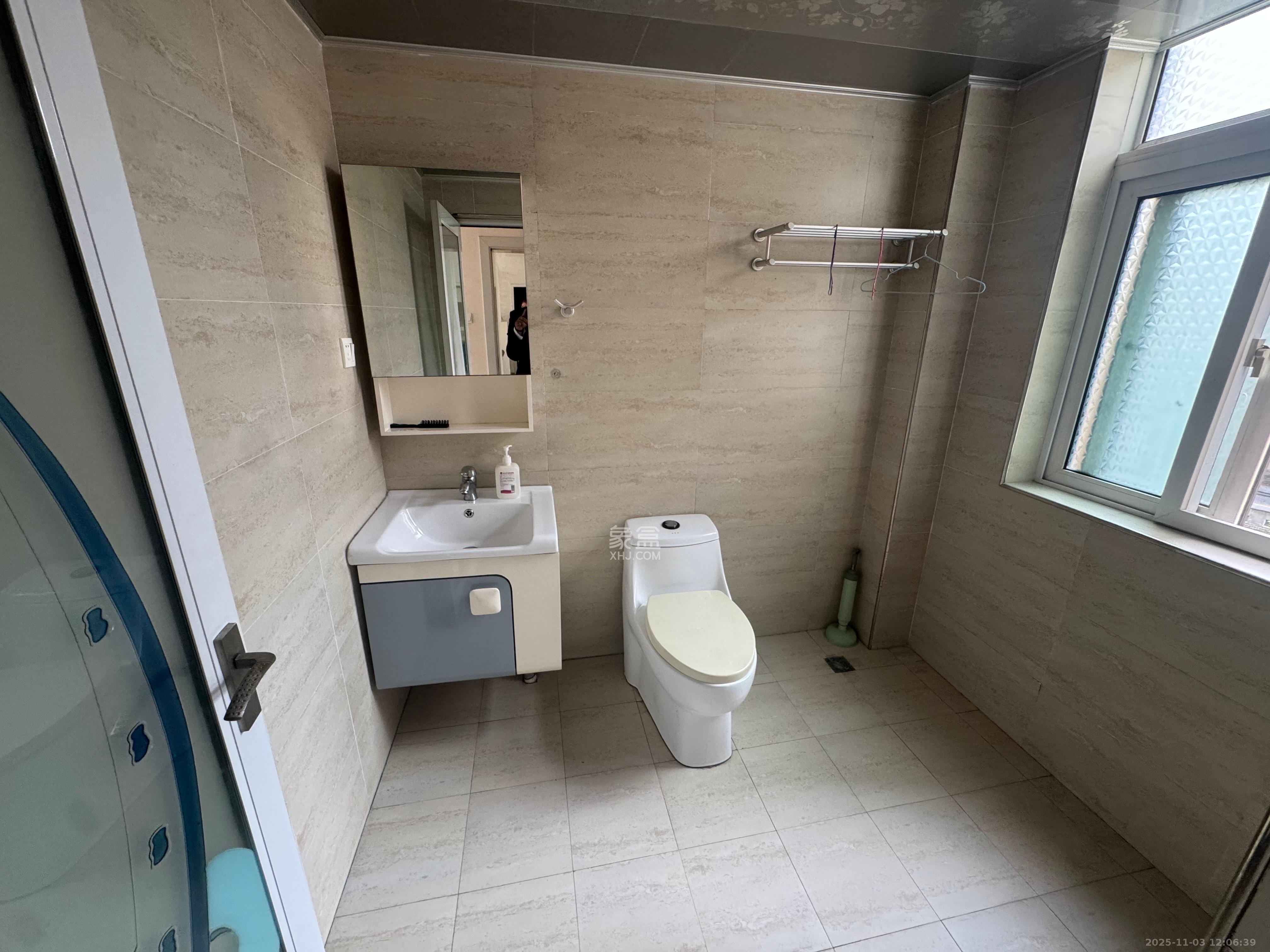 山水湾  3室2厅2卫    1800.0元/月室内图