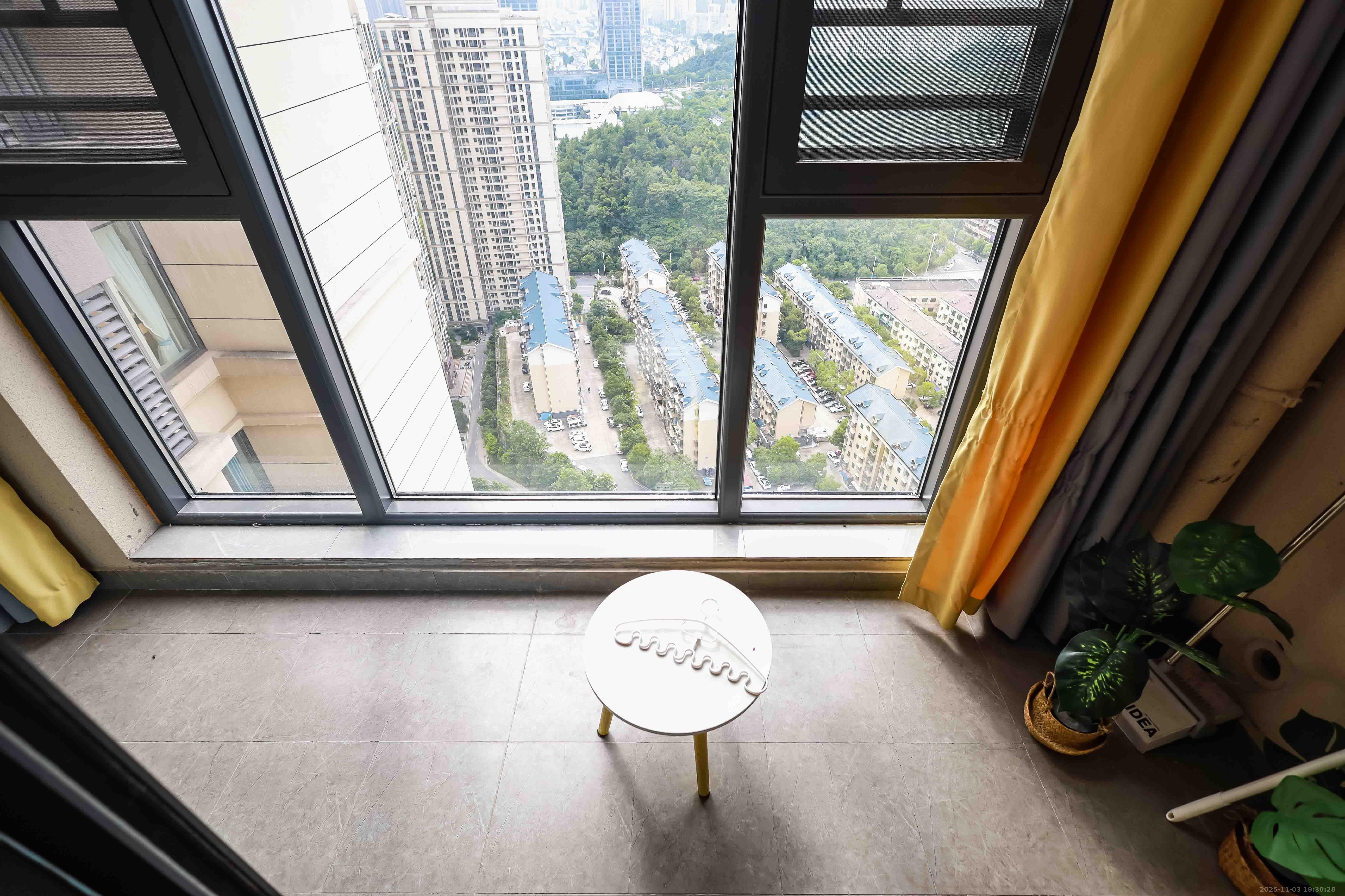 荣泰广场 3室2厅1卫 2300.0元/月 荣泰广场 3室2厅1卫 2300.0元/月室内图