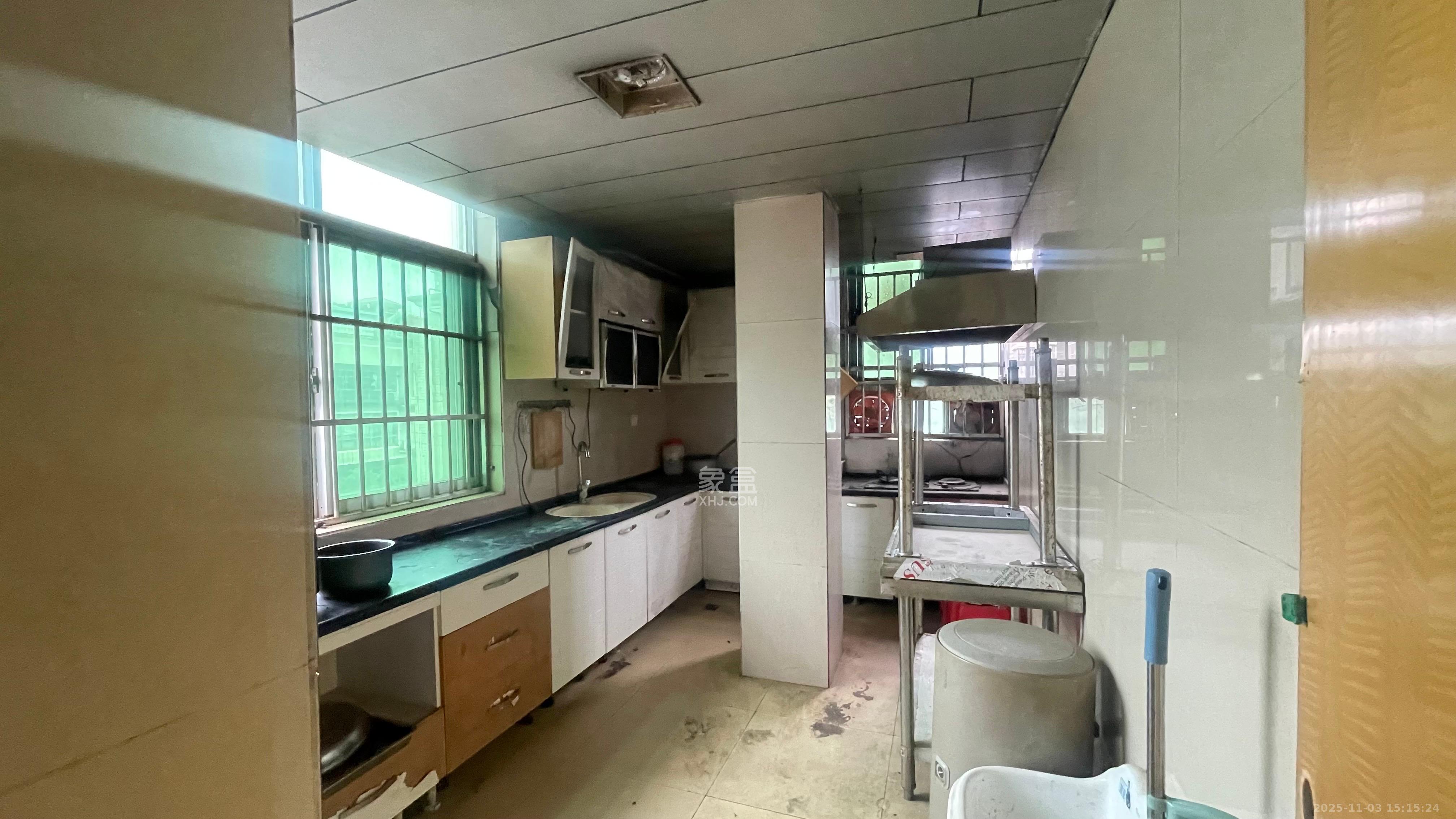 红星糖酒城  5室2厅1卫    3300.0元/月