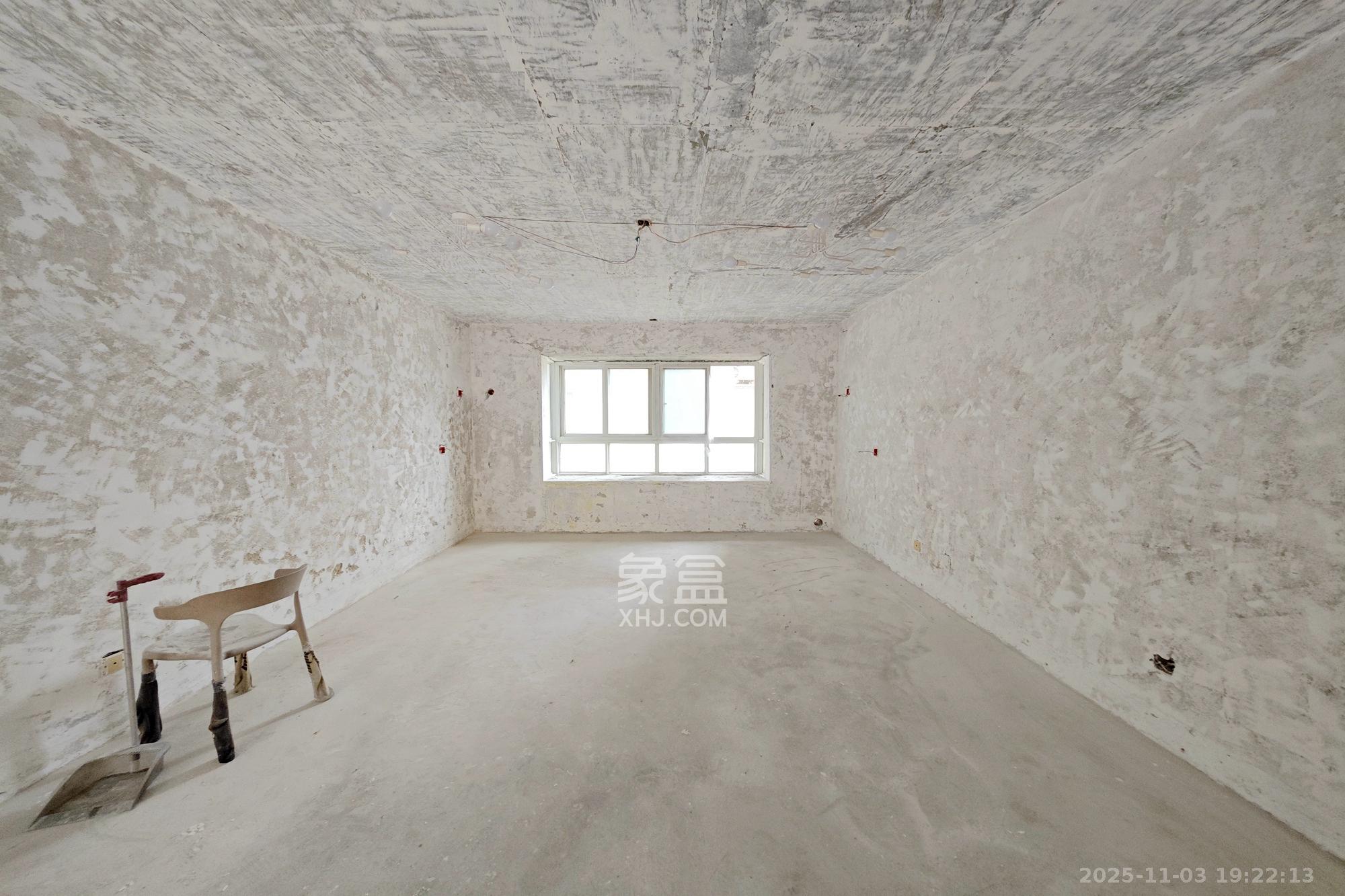 嘉盛华庭(一期、二期、三期) 4室2厅1卫 88.0万 嘉盛华庭(一期、二期、三期) 4室2厅1卫 88.0万客厅