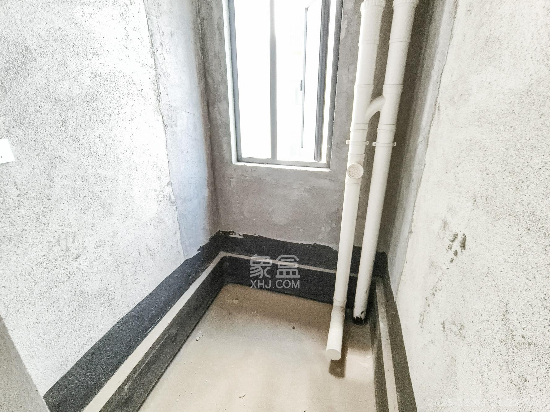 新长海玖龙台  4室2厅2卫    85.0万卫生间